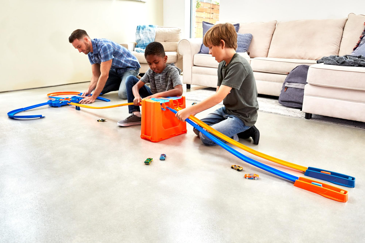 Hot Wheels Track Builder Deluxe Stunt Box, Over 5 metres Track Builder System, Head-to-Head Stunt Tracks with Dual Launchers, Includes 2 Toy Cars, Toys for Ages 6 Years and Up, One Pack, GGP93