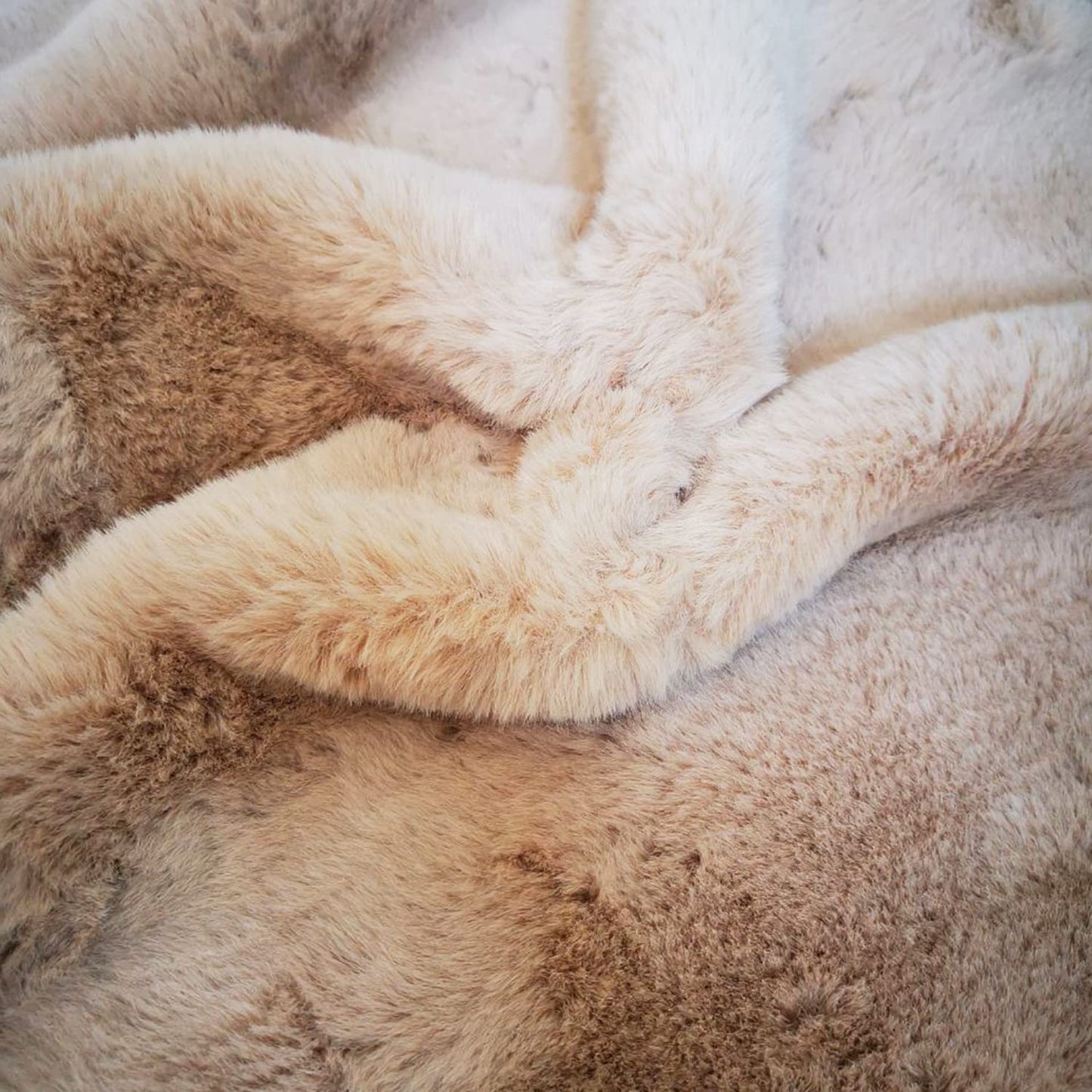 Ghouse Soft Faux Sheepskin Fur Rug 2x4 Light Brown Beige Fluffy Bedside Rugs Plush Rug Shag Nursery Carpet Area Rugs for Living Room Bedroom Playing Room Decor