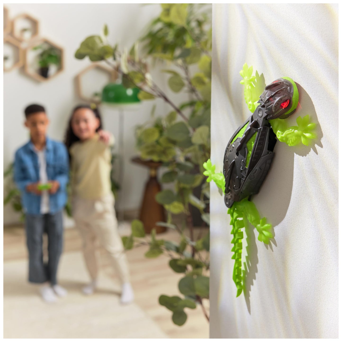 HEX BOTS Wall Crawler Gecko, Rechargeable Remote Control Robot Kids Toy, Climbs Walls, RC Robot Toy for Boys & Girls Ages 4 & Up