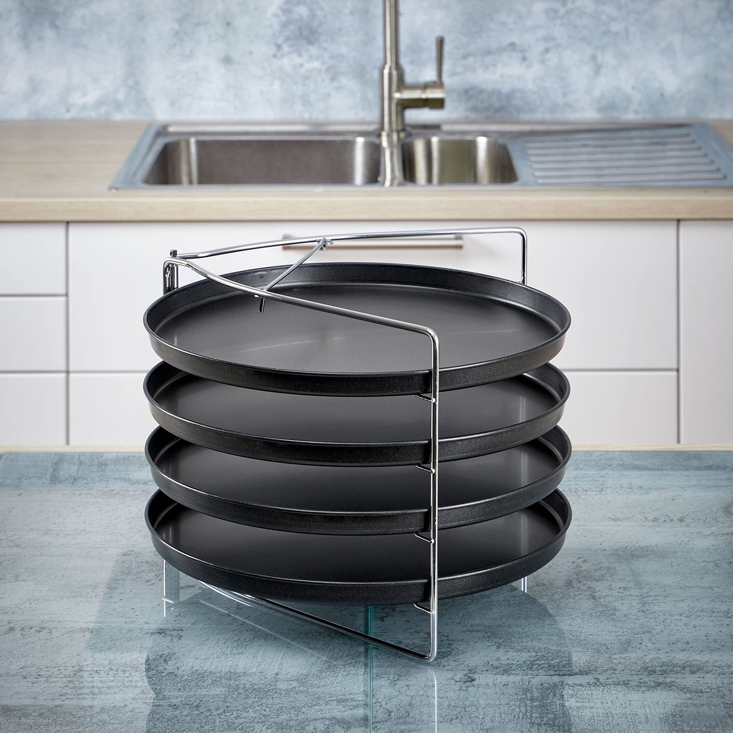 Grizzly Pizza Baking Set, 5-Piece Set, with Lockable Stand and 4X Pizza Tray Round 28 cm, Pizza Rack for Oven, Bake 4 Pizzas at The Same time
