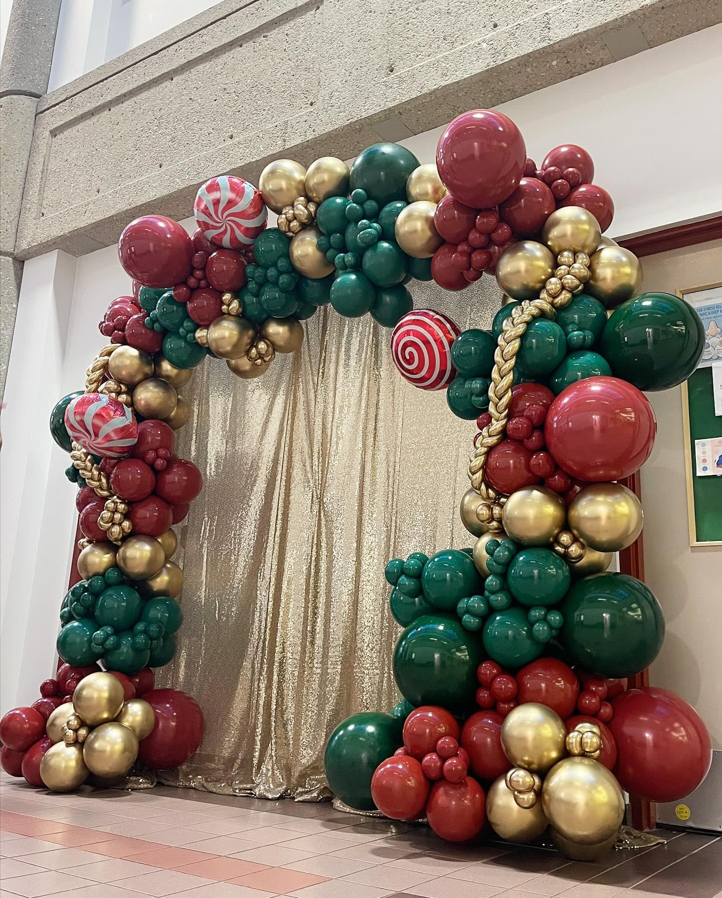 Christmas Balloons, 50pcs 12 inch Red Green Gold Latex Balloons for Christmas Party Decorations