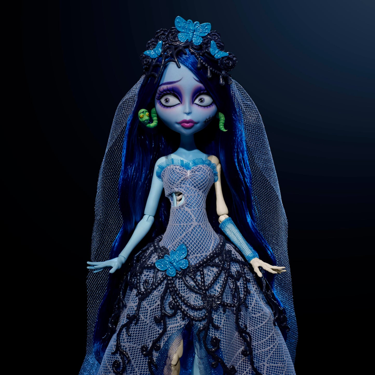 Monster High Skullector Doll, Corpse Bride Emily Collectible in Gothic Spiderweb Wedding Dress with Accessories Like Gauze Veil and Doll Stand
