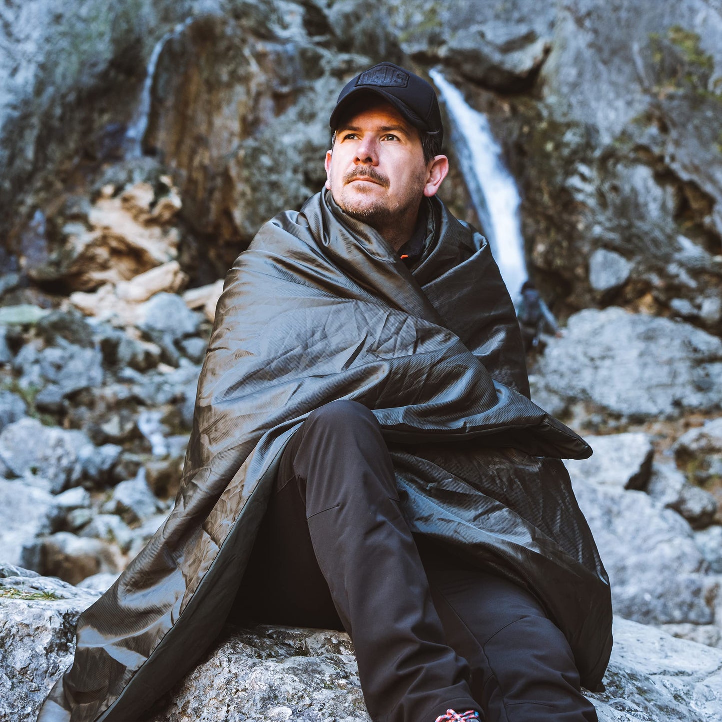 Snugpak Jungle Blanket WGTE - Windproof, Water-Resistant Travel Blanket with Travelsoft Technology - Ideal for Hiking, Camping, Emergencies - With Compression Stuff Sack - Black
