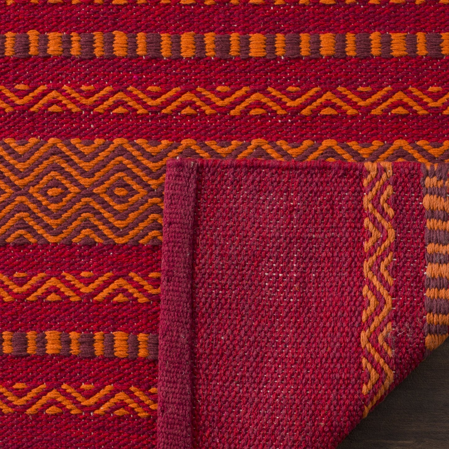 SAFAVIEH Montauk Collection Accent Rug - 4' x 6', Orange & Red, Handmade Flat Weave Cotton, Ideal for High Traffic Areas in Entryway, Living Room, Bedroom (MTK215A)