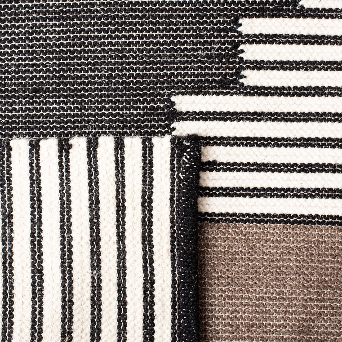 SAFAVIEH Kenya Collection Accent Rug - 4' x 6', Black & Ivory, Handmade Southwestern Wool, Ideal for High Traffic Areas in Entryway, Living Room, Bedroom (KNY278Z)