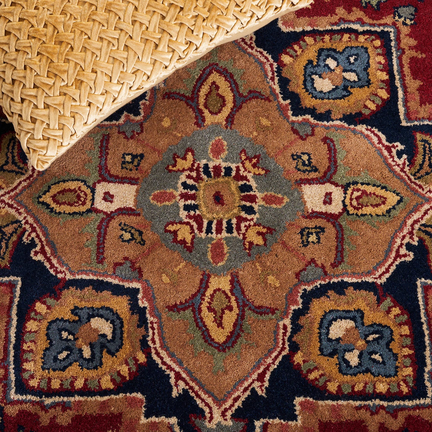 SAFAVIEH Area Rug 4x6 - Heritage Collection - Red, Handmade Wool, Traditional Oriental Medallion Design, Ideal for Living Room, Bedroom, Dining Space (HG625A)