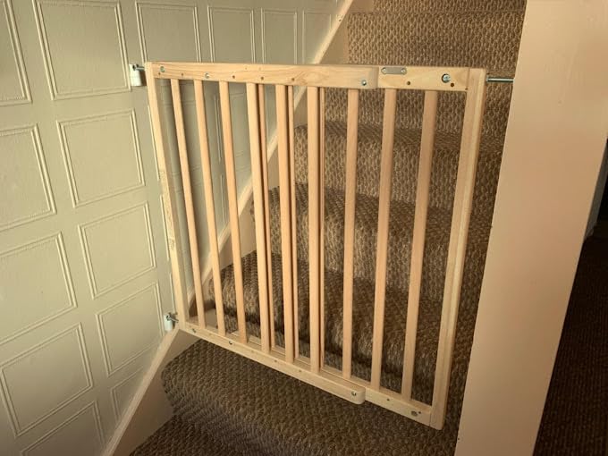 Safetots Chunky Wooden Screw Fit Stair Gate, Natural, 63.5cm - 105.5cm, Wood Baby Gate, Screw Fit Safety Barrier, Stylish Design and Practical Safety Gate, Easy Installation