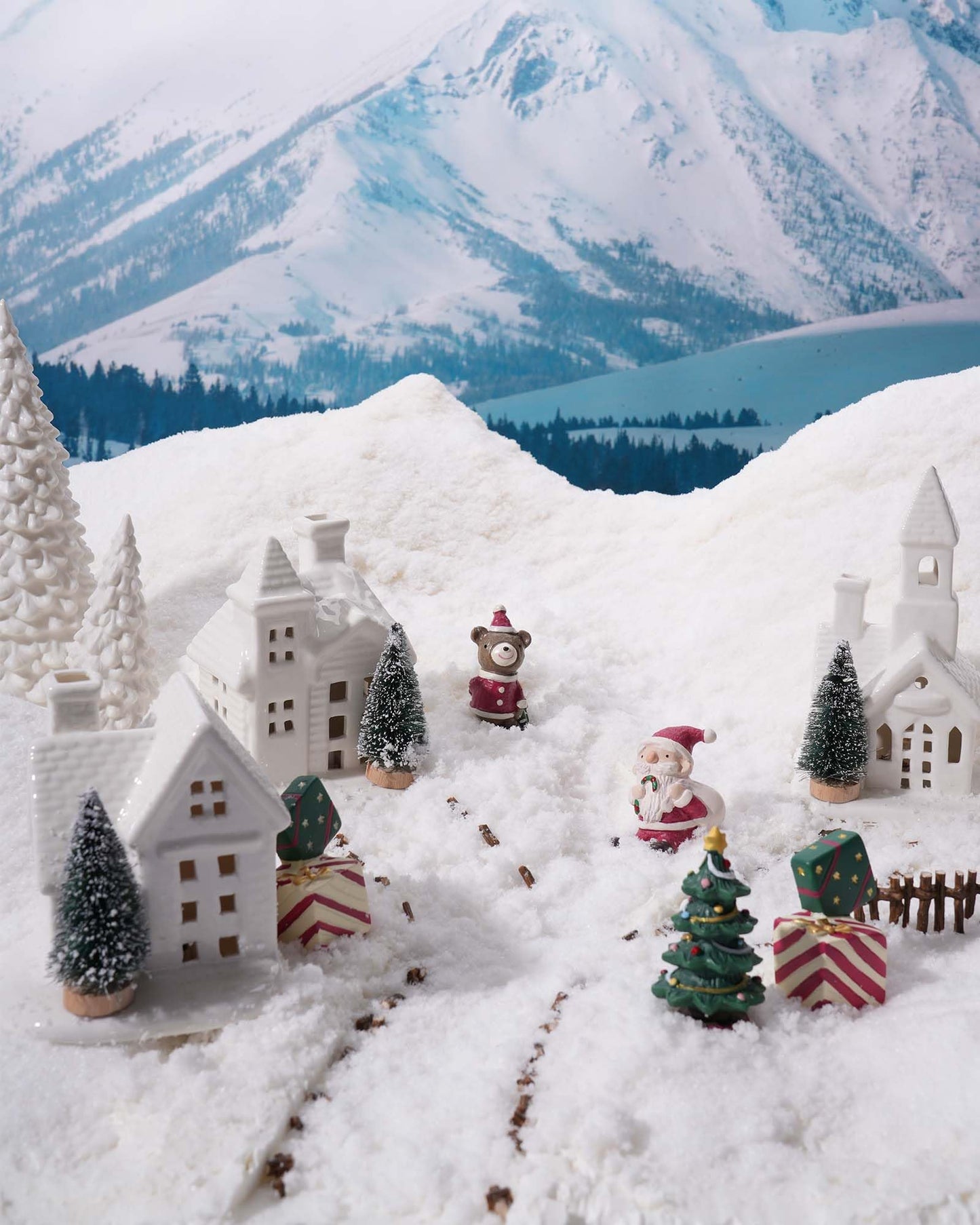 DN DECONATION Light up Christmas Decor Ceramic Village Houses, 3Pcs White Christmas Porcelain Villages with Frosted Trees, Holiday House Figurines Xmas Village Sets for Winter Table Decoration Indoor
