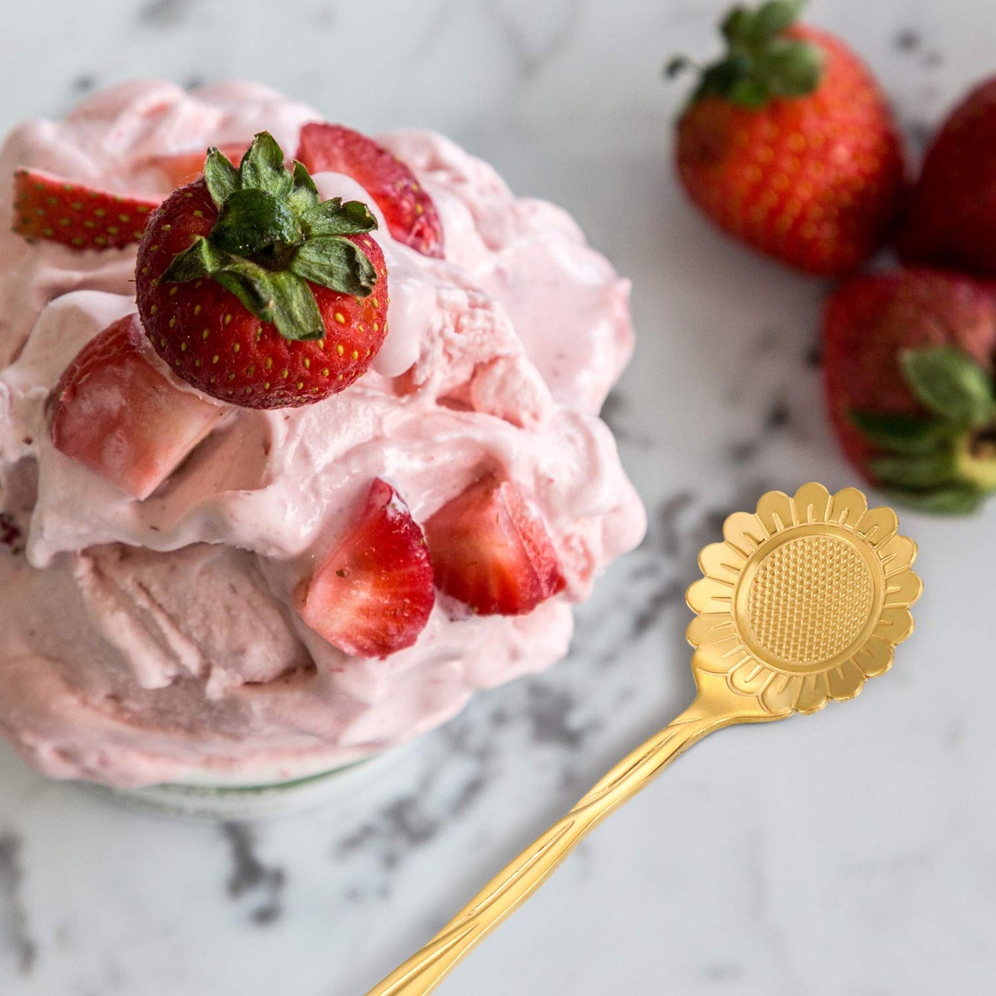 Maitys 16 Pieces Stainless Steel Flower Coffee Spoon Dessert Sugar Ice Cream Stirring Tea Spoon Set for Tableware Kitchen, Cafe or Bar(Gold)
