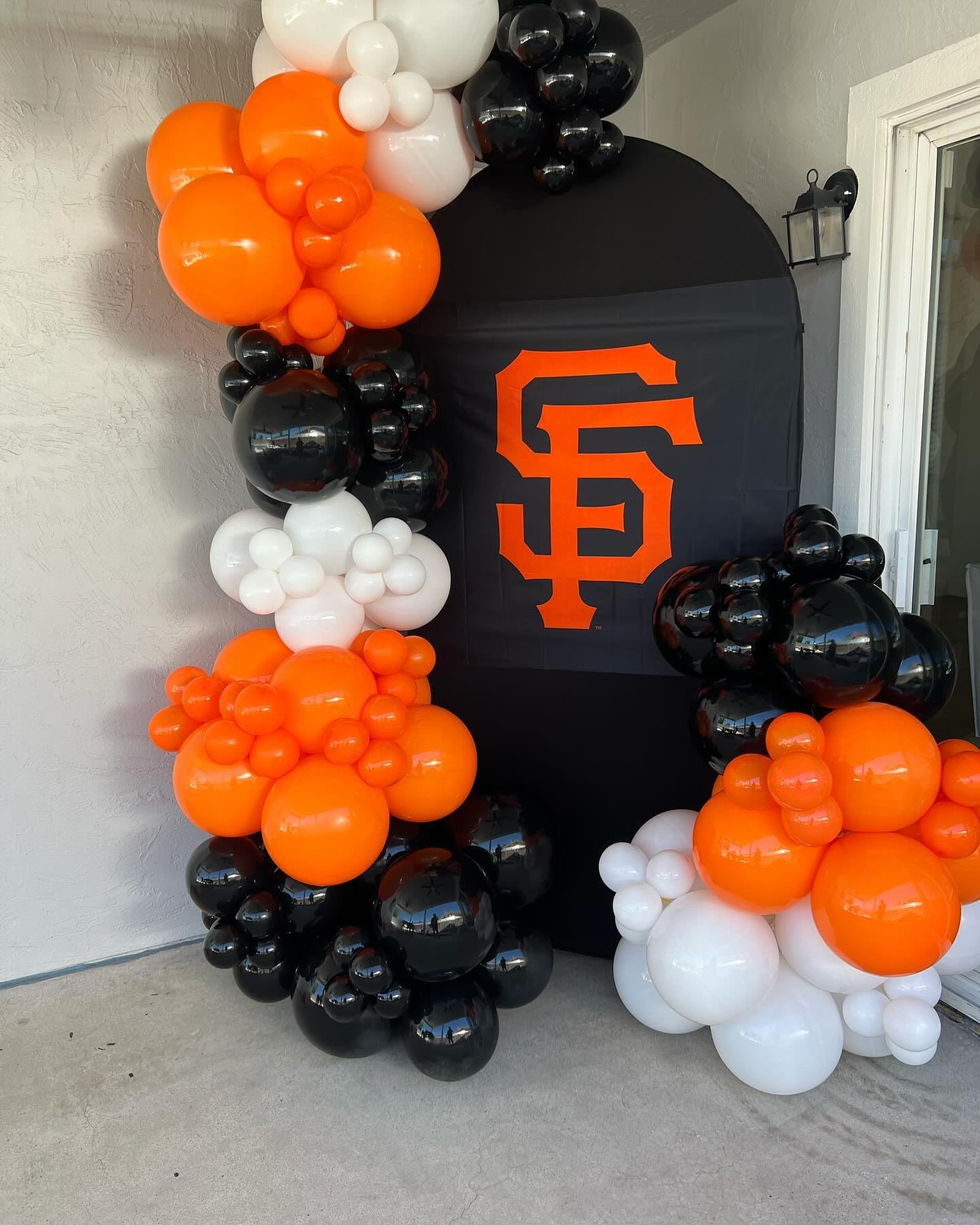 ADOINBY Black White Orange Balloon Arch Kit, 140Pcs Black Orange White Halloween Balloon Garland kit, 18 12 10 5 Inch Different Size Balloons for Halloween Birthday Thanksgiving Day Party Decorations