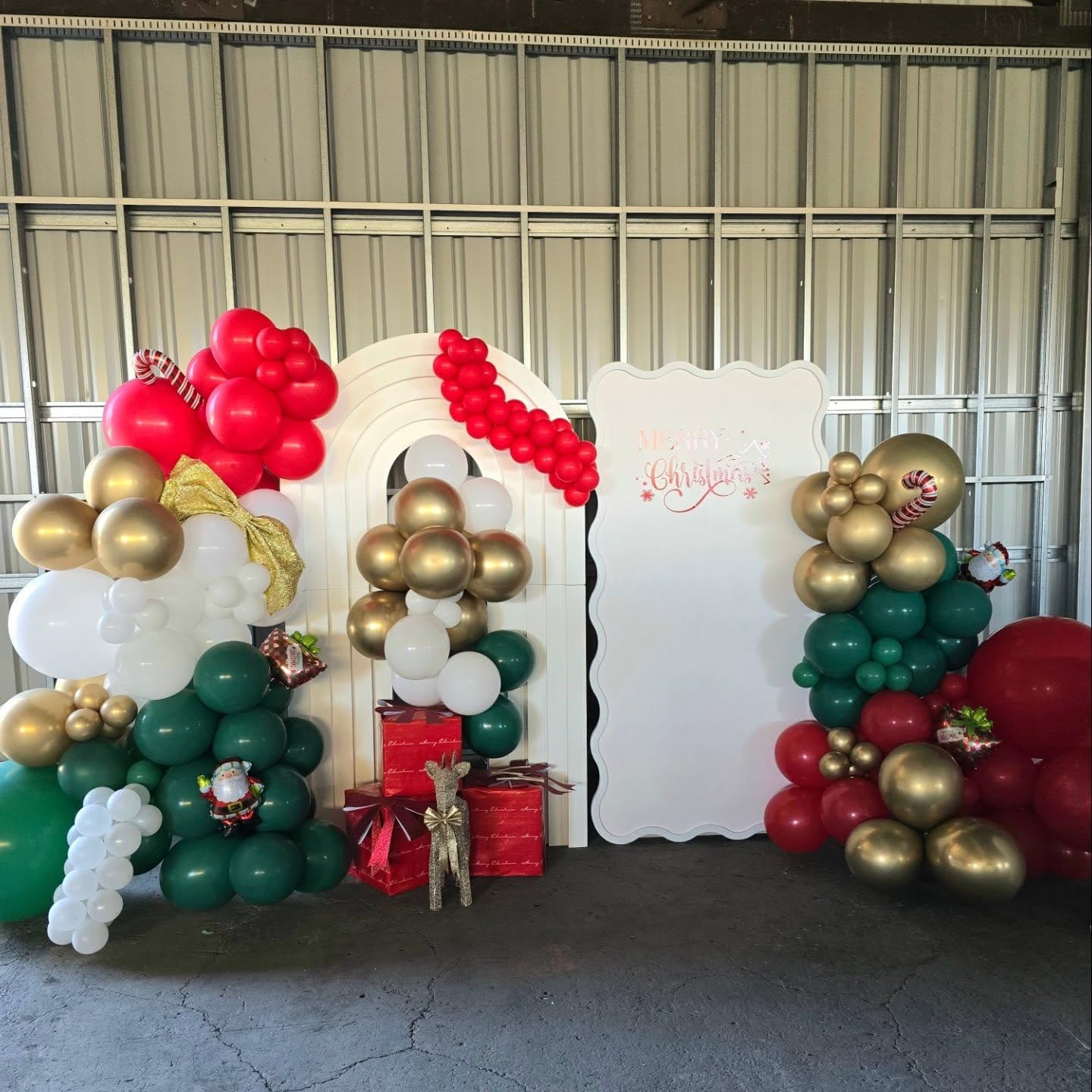 Christmas Latex Balloons, 50pcs 12 Inches Red Green Gold Balloons with 1 Ribbon for Christmas, Birthday Party Decorations