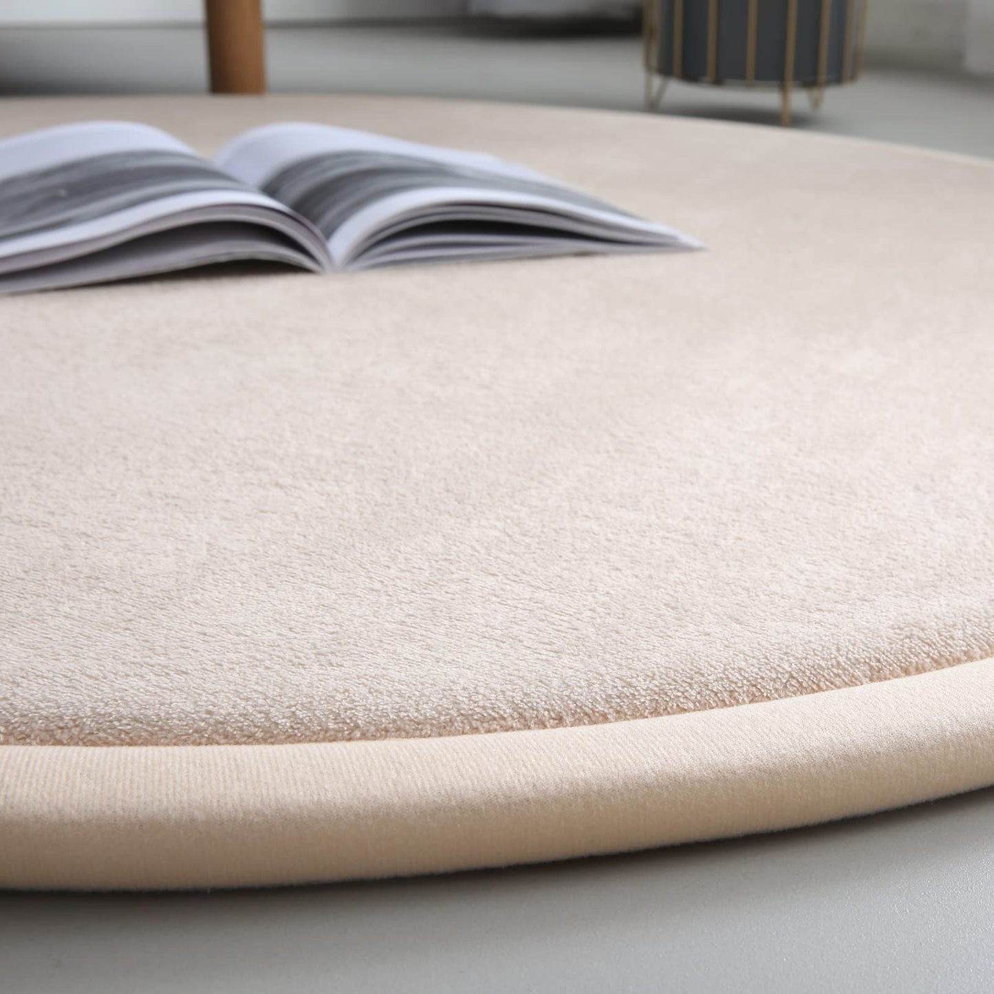 Loartee Thick Kids Round Rug - Coral Velvet Area Rugs, Memory Foam Circular Carpet for Nursery Playroom Home Decor Dormitory, Diameter 47 inch, Brown