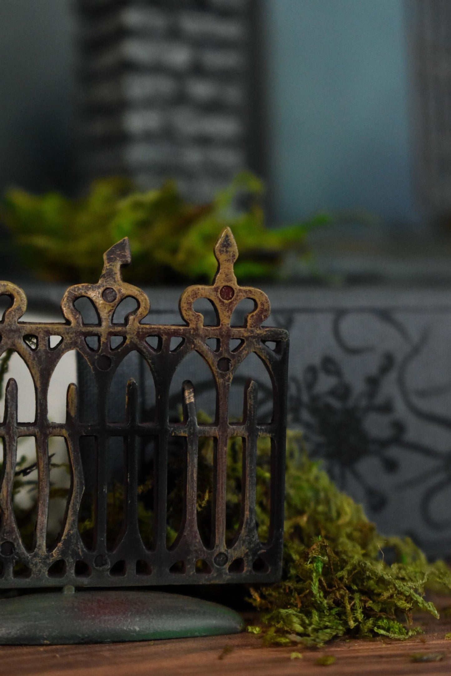 Department 56 Halloween Accessories for Village Collections Mini Spooky Wrought Iron Gate Lit Figurine, 4,53 Inch, Multicolor