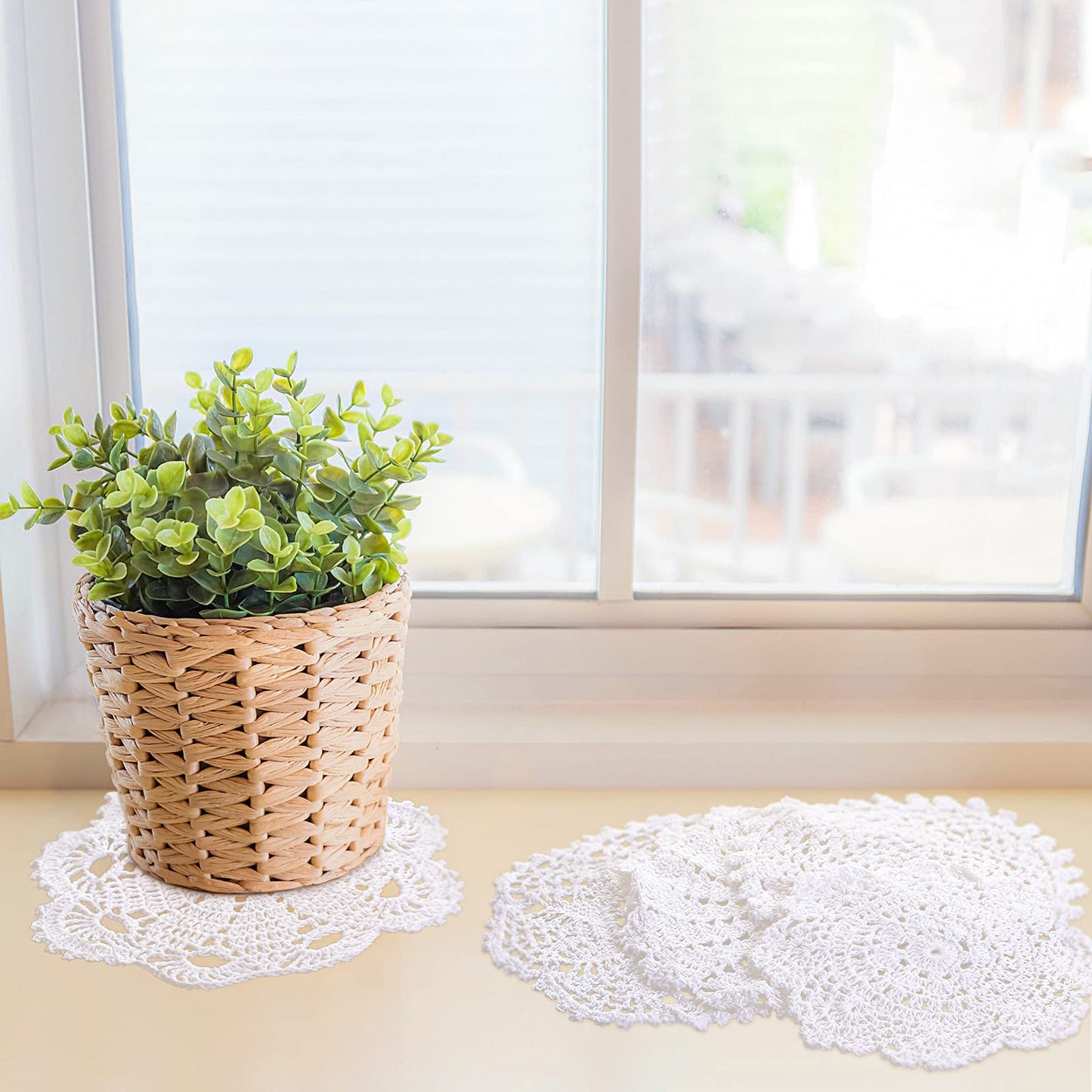 Chuangdi 8 Pieces 6 to 8 Inch Crochet White Lace Doilies for Tables Handmade Round Lace Placemat Rustic Table Coasters Decors for Kitchen Dining Room Party Dressers Dream Catcher Decoration(White)