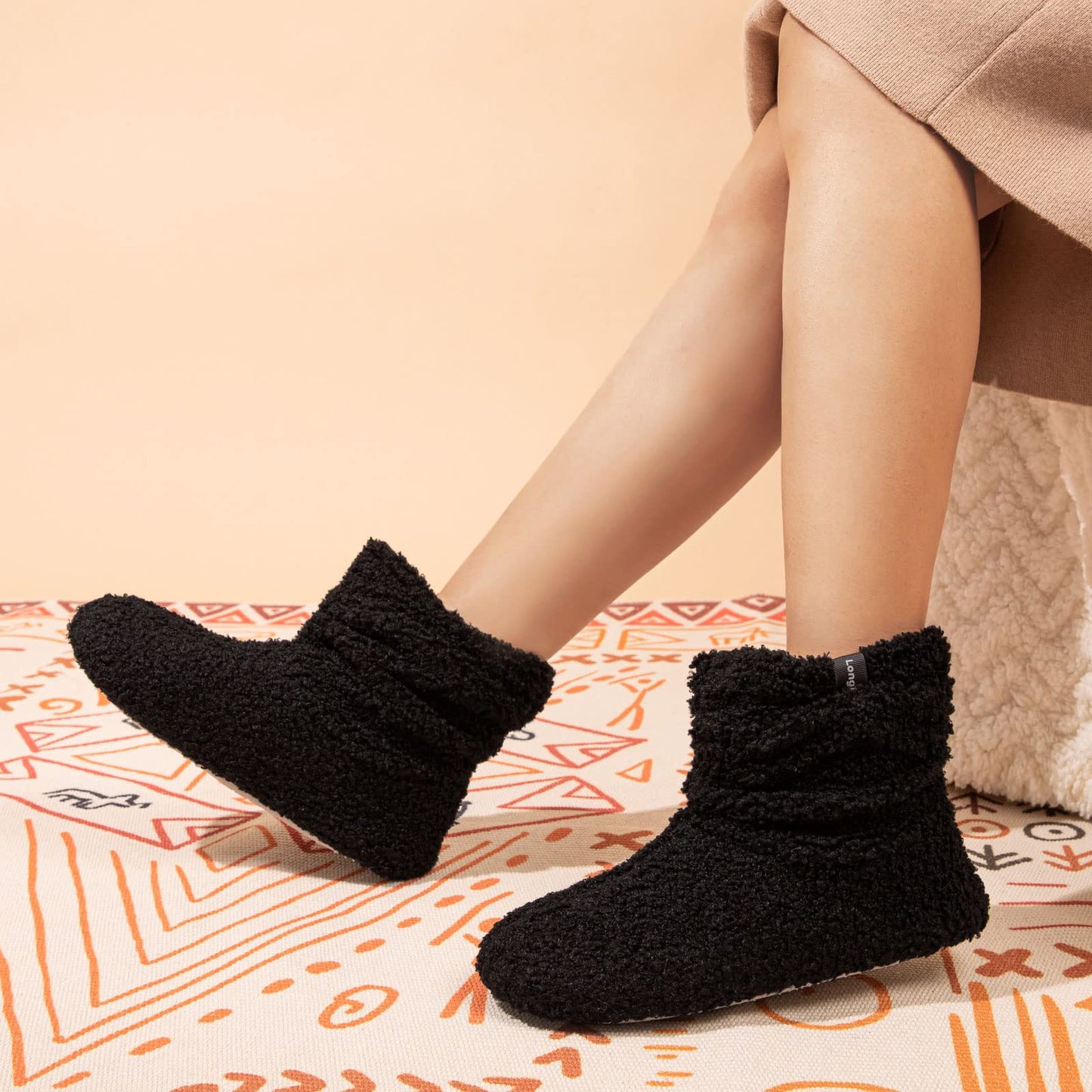 LongBay Women’s Warm Curly Fur Bootie Slippers Comfy Plush Fleece Boots Memory Foam House Shoes (Small / 5-6, Black)