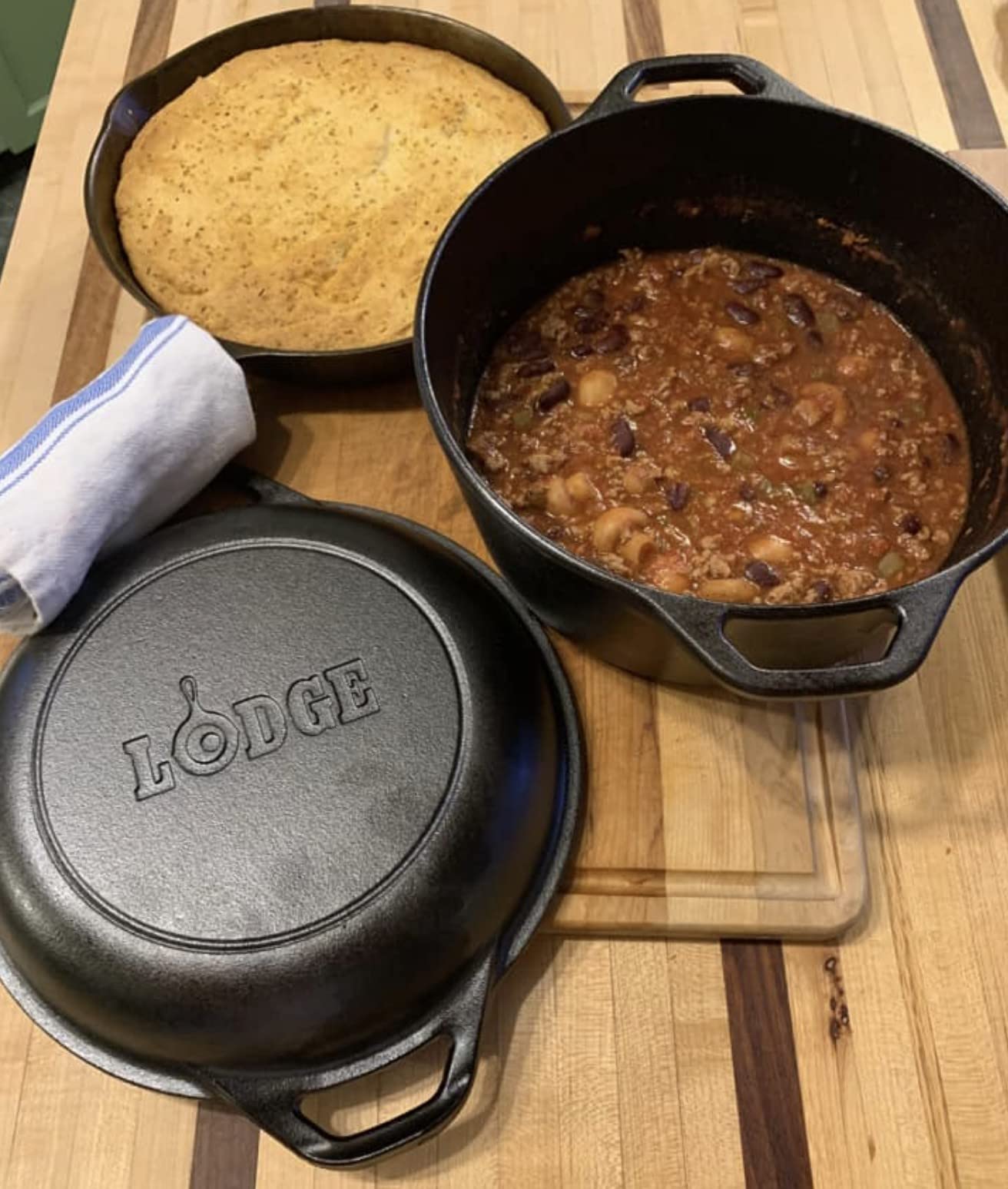 Lodge L8DD3 4.73 litre / 5 quart Pre-Seasoned Cast Iron Double Dutch Oven (with Loop Handles), Black