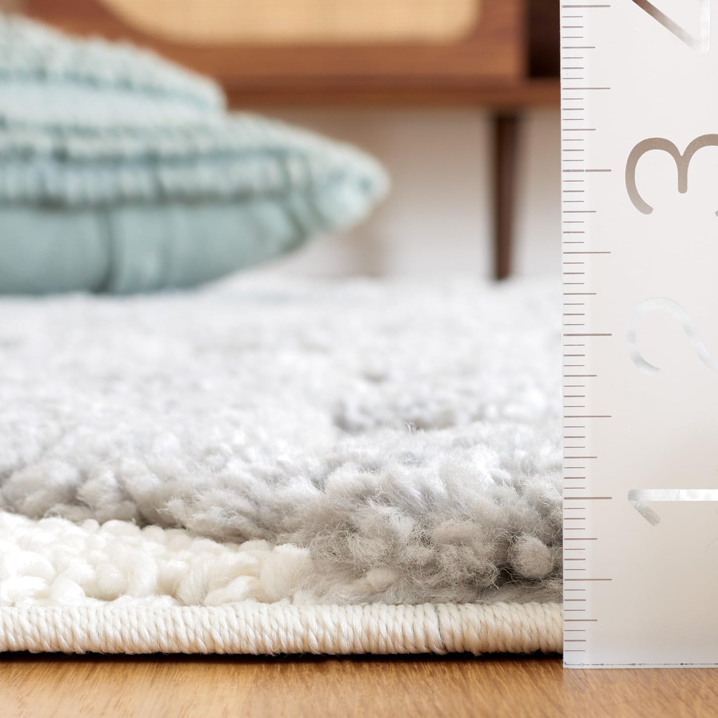 SAFAVIEH Moroccan Tassel Shag Collection Area Rug - 6'7" x 9'2", Grey & Ivory, Non-Shedding & Easy to Clean, Plush High-Low Texture, Ideal for Living Room, Bedroom, Dining Space (MTS688G)