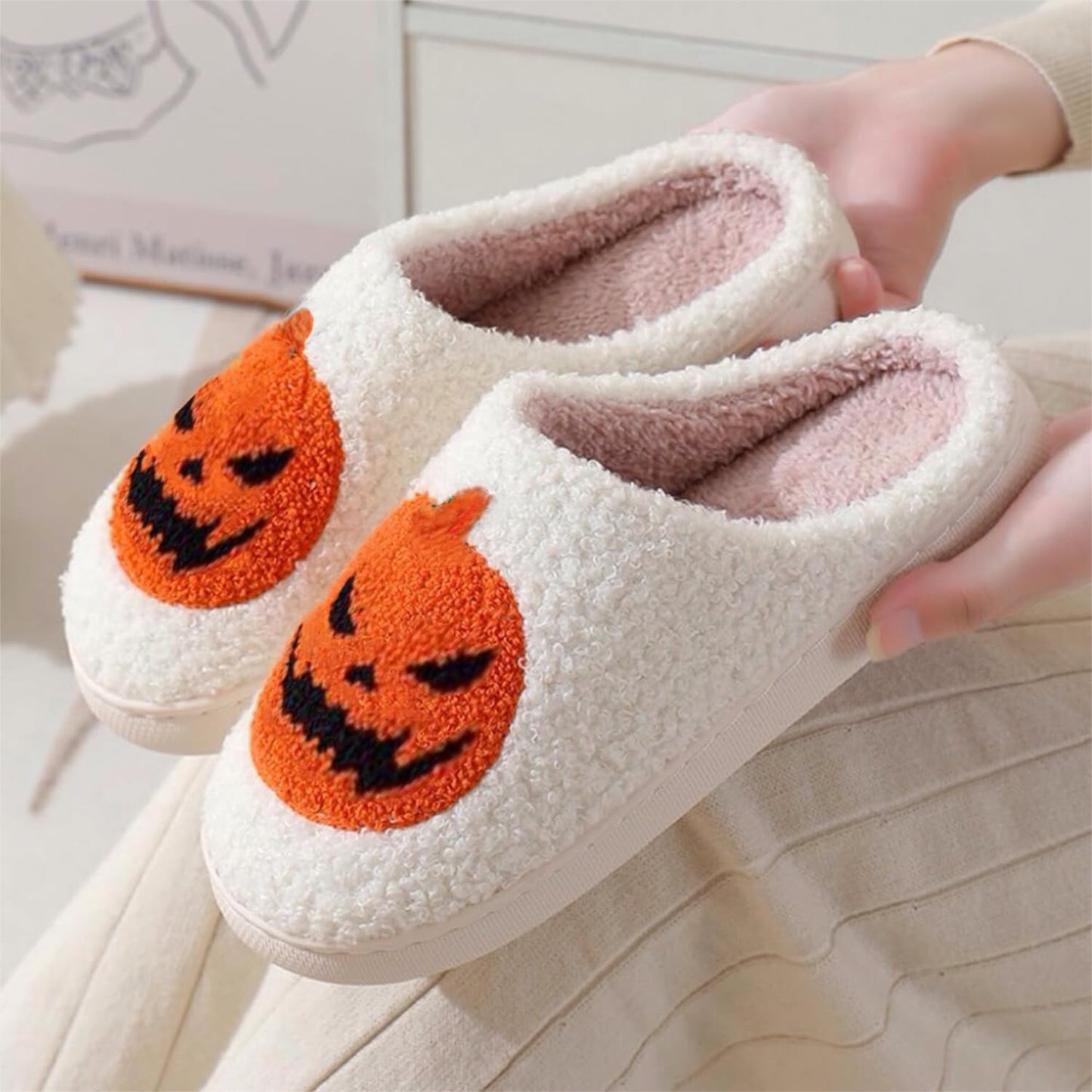 V OPXIN Halloween Slippers for Women Men Pumpkin Spooky Ghost Slippers Cozy Plush Warm Slip-on House Slippers Shoes for Indoor Outdoor Halloween Gifts