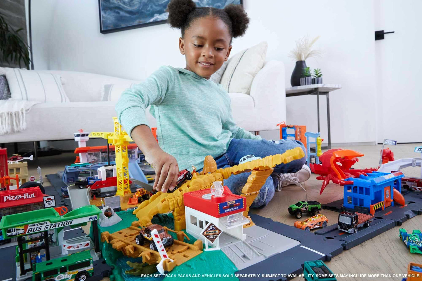 Hot Wheels City Toy Track Set, Downtown Express Car Wash Playset with 1:64 Scale Vehicle, Foam Roller & Drying Flaps, HDR27