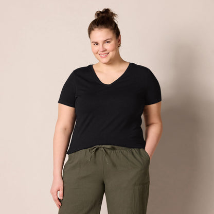 Amazon Essentials Women's Regular-Fit Short-Sleeve V-Neck T-Shirt, Pack of 2, Black/White, X-Small