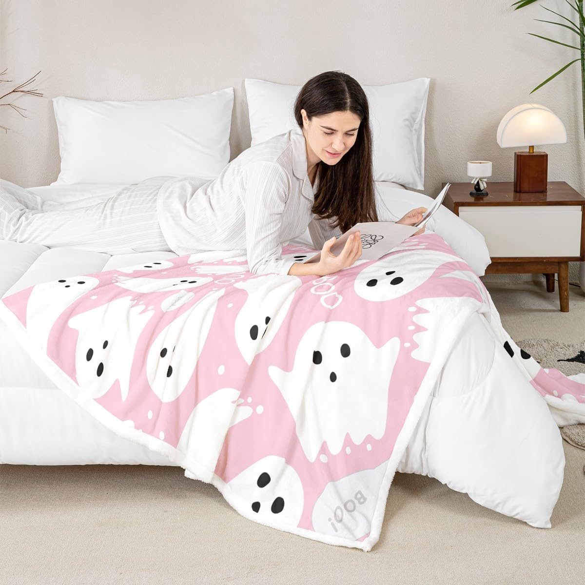 Pink Halloween Sherpa Blanket Throw 50"x60" Cartoon Pink Ghost Fleece Throw Blanket for Bed Sofa Couch Kids Kawaii Cute Plush Blanket Bedroom
