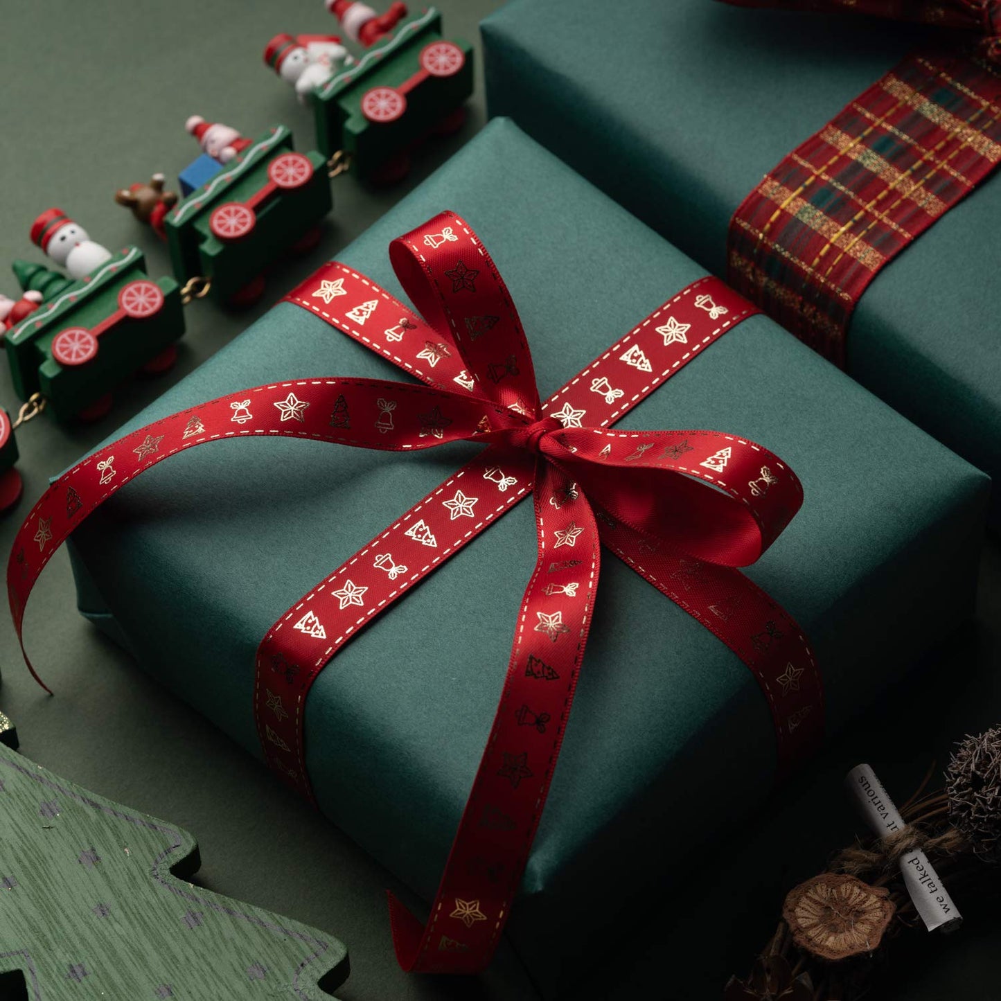 RUSPEPA 30"x 393"(32.8') Dark Green Kraft Wrapping Paper Large Jumbo Roll, Recyclable Green Art Gift Wrap Paper for Christmas Gift Wrapping, Table Covering, Art & Craft Supplies, Bouquet Flower, 80GSM