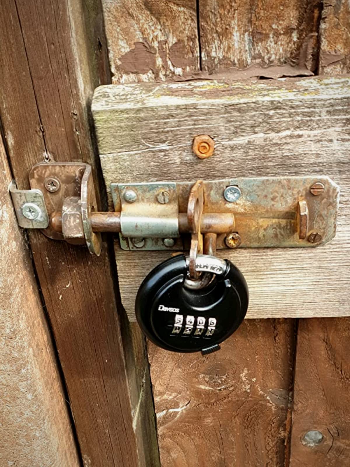 DAYGOS Combination Disc Padlocks for Outdoor - Heavy Duty 4 Digit Code Lock, Combo Discus Lock for Storage Unit,Gate,Fence,Traile(3/8-in Shackle,1PCS,Black)