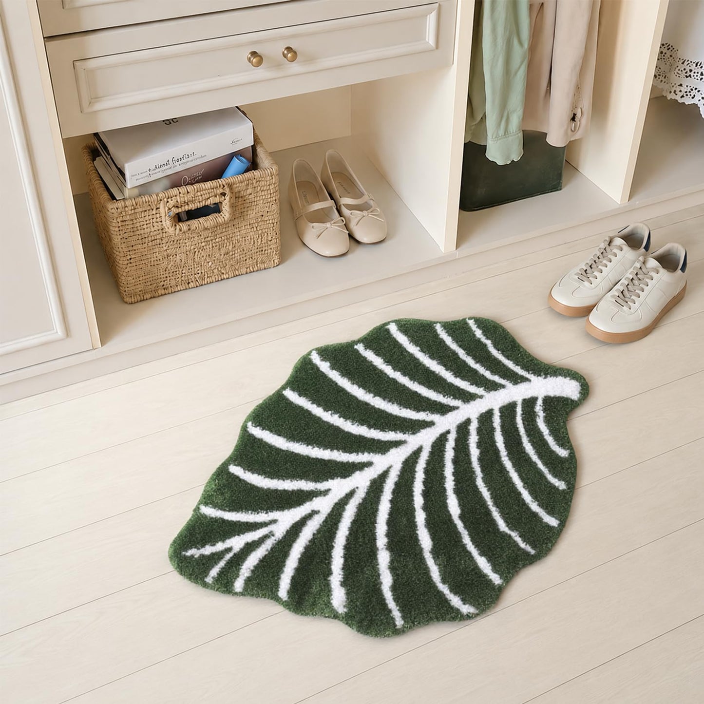 WENBOER Tropical Monstera Leaf Bath Rug, Soft Plush Botanical Bathroom Mat with Non Slip Backing, Absorbent Green Bathroom Decor for Cozy Home Styling, 24x32 Inch