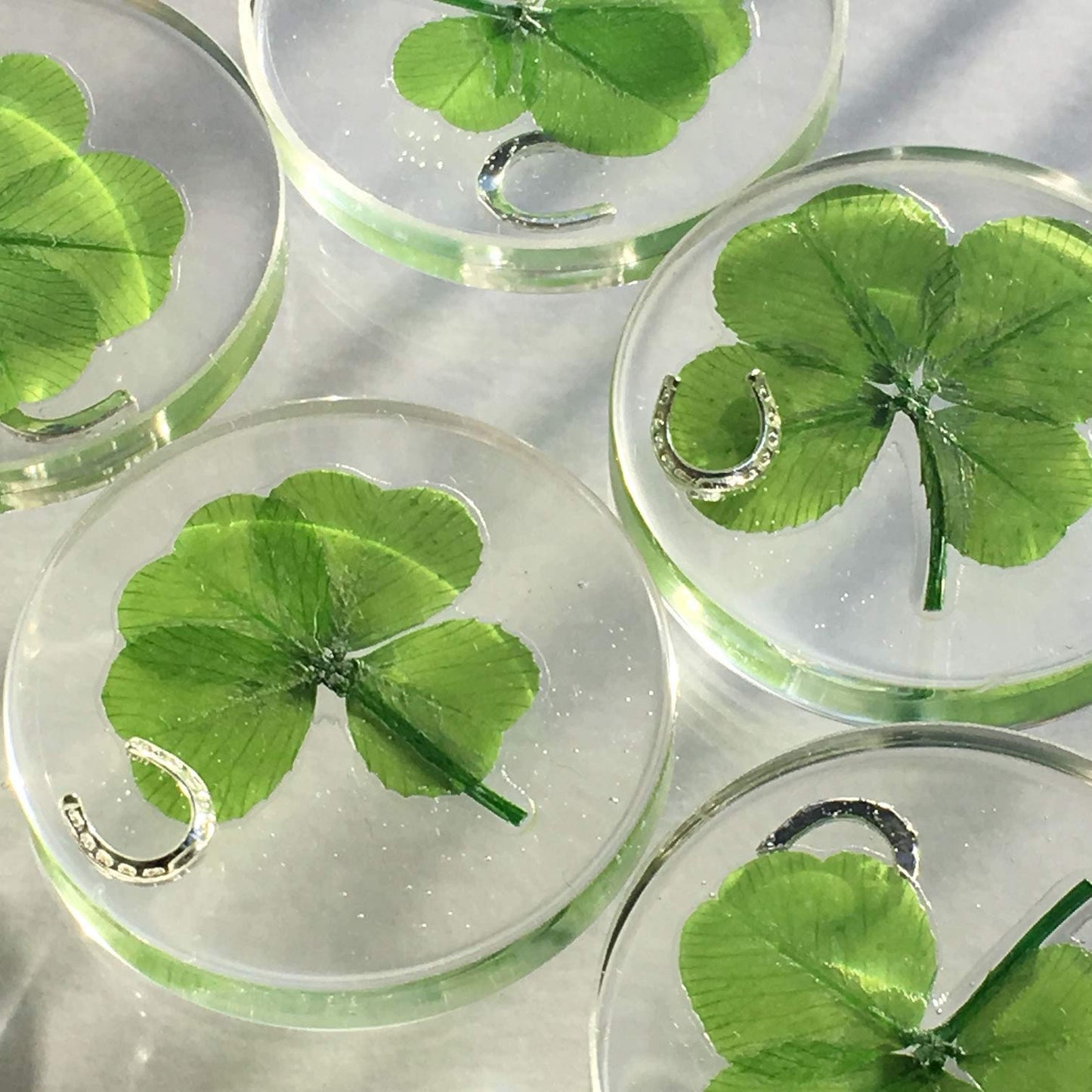 Real Four Leaf Clover Good Luck Pocket Token, Preserved, 1.25”, Including Metal Horseshoe Object (Silver)
