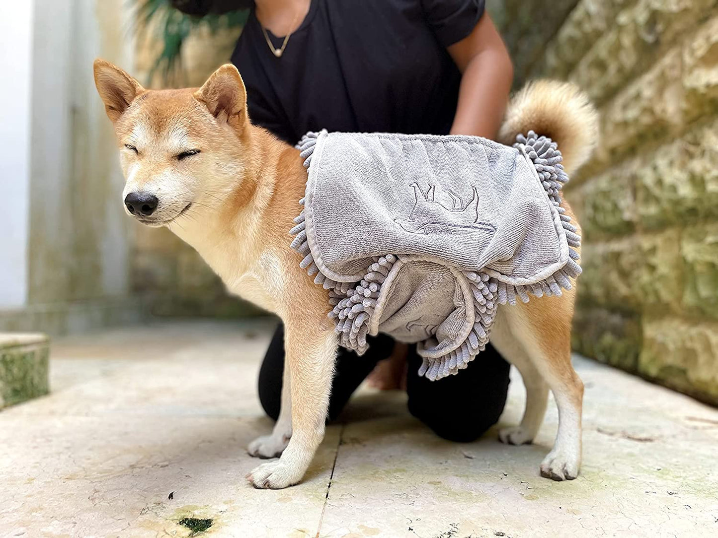 Tuff Pupper Quick Dry Towel for Dogs | Ultra Absorbent Microfiber Shammy | Extra Large 85x35cm Size Dog Bath Towel | Comfortable Hand Pockets | Indoor Outdoor Use | Durable Material | Machine Washable