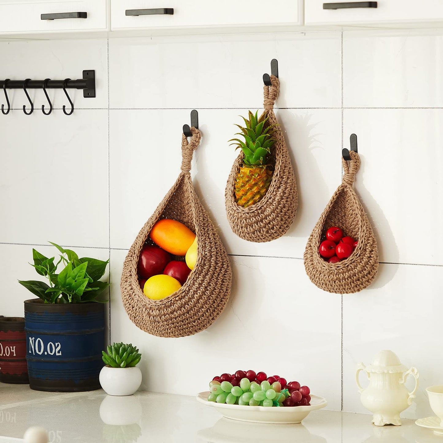 Honeydak Hanging Wall Basket Teardrop Hanging Baskets Onion Basket Coat Bohemian Storage Fruit Wall Hooks for Kitchen Wall Home Restaurant Storage Vegetable, 3 Sizes(Linen)