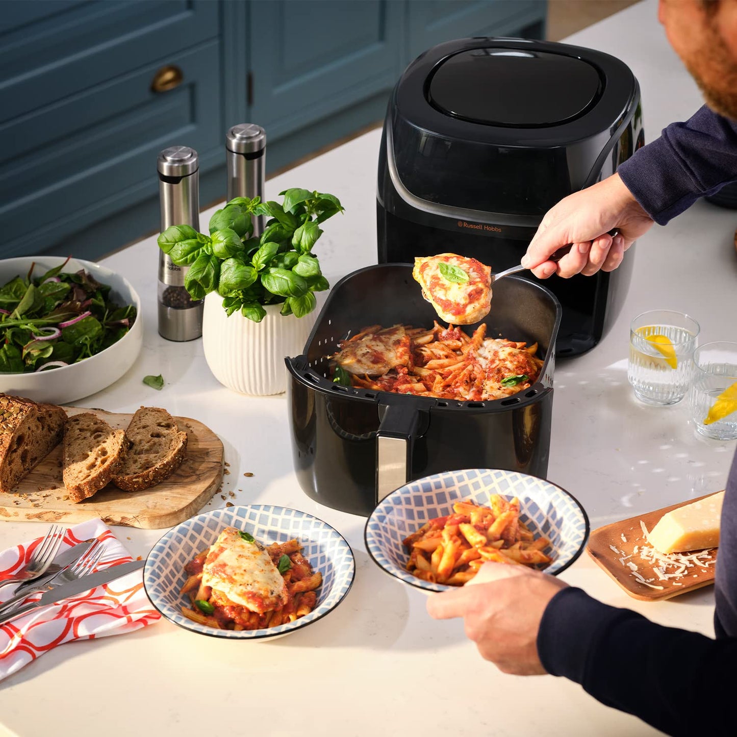 Russell Hobbs XXL Family Rapid Digital Air Fryer 8L [Compact Housing |7 Cooking Functions |10 Programmes] Energy Saving, Max 220°C, Use without oil, Grill, Bake, Roast, Reheat, Frozen etc. 27170