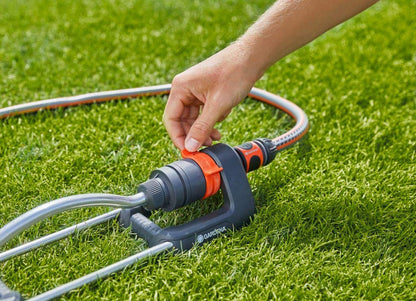 Gardena Aqua S oscillating sprinkler: Lawn sprinkler for watering areas of 90–220 m², range 7–17 m, spread max. 13 m, built-in metal filter (18700-20)