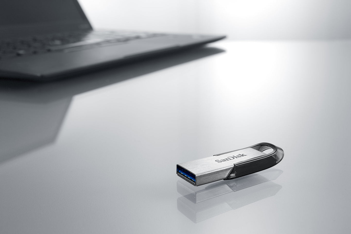 SanDisk 128GB Ultra Flair USB 3.0 Flash Drive USB stick, Memory stick with transfer speeds up to 150 MB/s, Password protection, Durable, Sleek Metal Casing Silver/Black