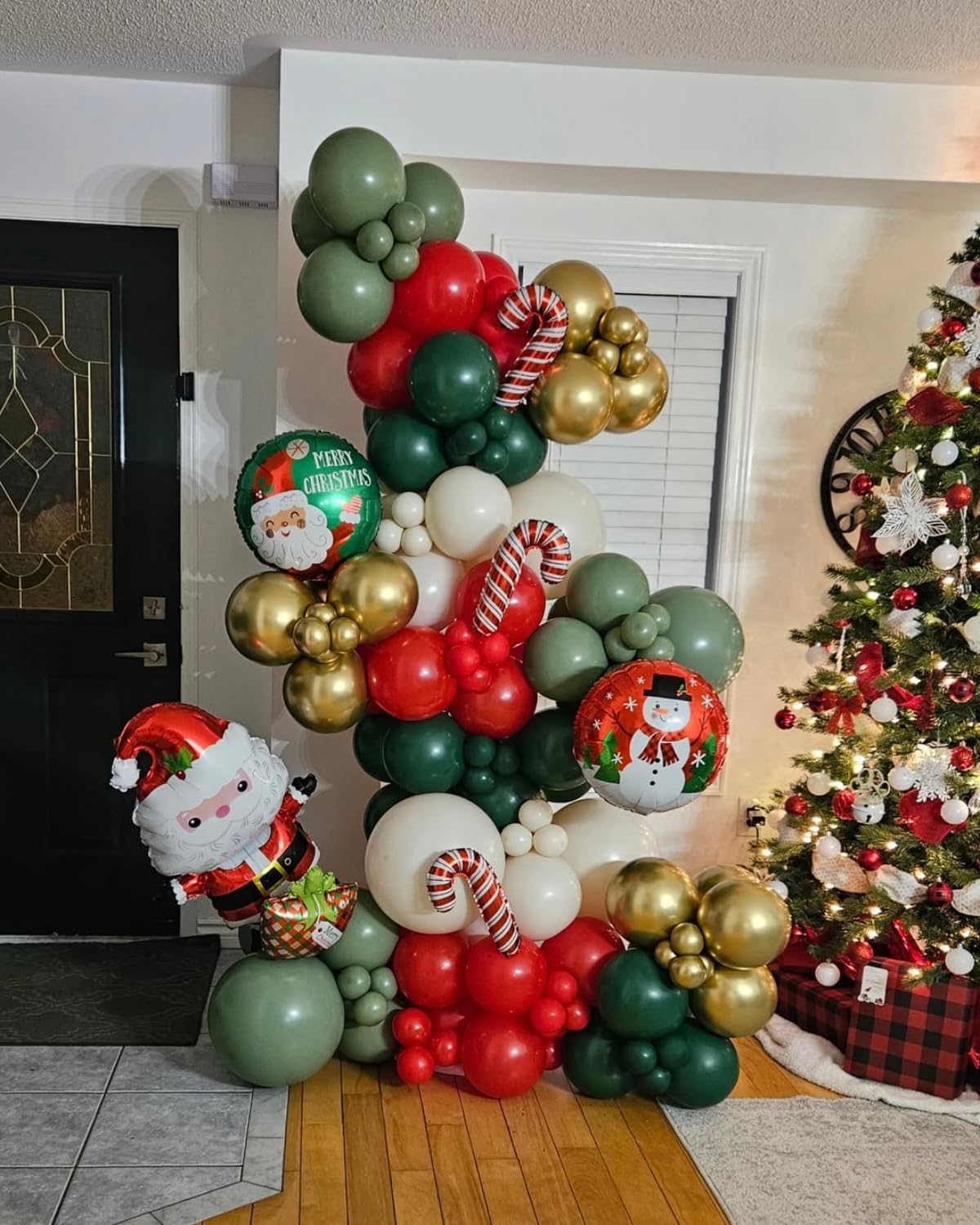 Lukiituke Christmas Balloon Garland Arch Kit, 134Pcs Red and Green Balloons, 4 Sizes Red Green Gold White Balloons for Christmas Theme Birthday Party Backdrops Decorations