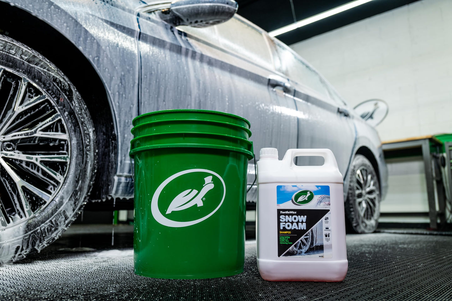 Turtle Wax Snow Foam, Thick, PH balanced Car Shampoo. 5L, Pack of 1, Cherry Scented, Streak Free Formula Safe for All Paint, Tyres, Wheels and Trim, Perfect for Overall Car Cleaning