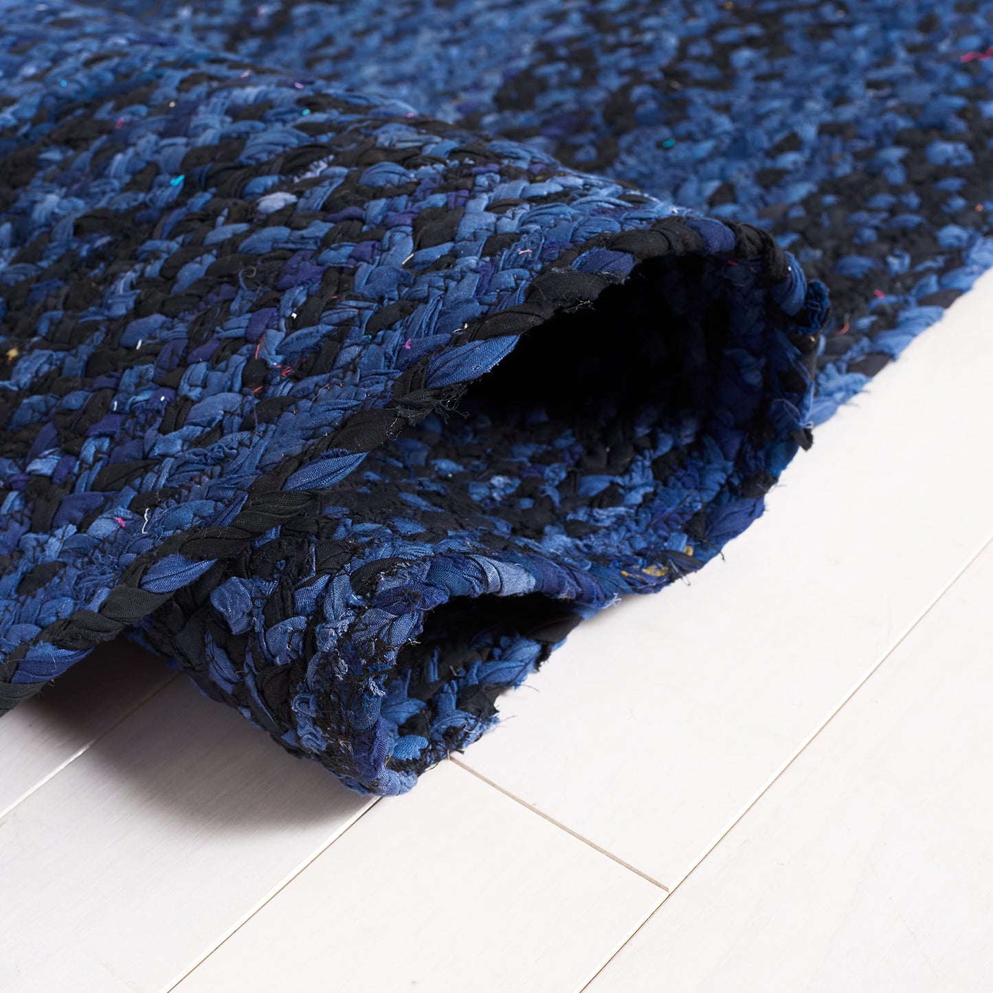 SAFAVIEH Braided Collection Area Rug - 5' Round, Navy & Black, Handmade Country Cottage Reversible Cotton, Ideal for High Traffic Areas in Living Room, Bedroom (BRD452N)