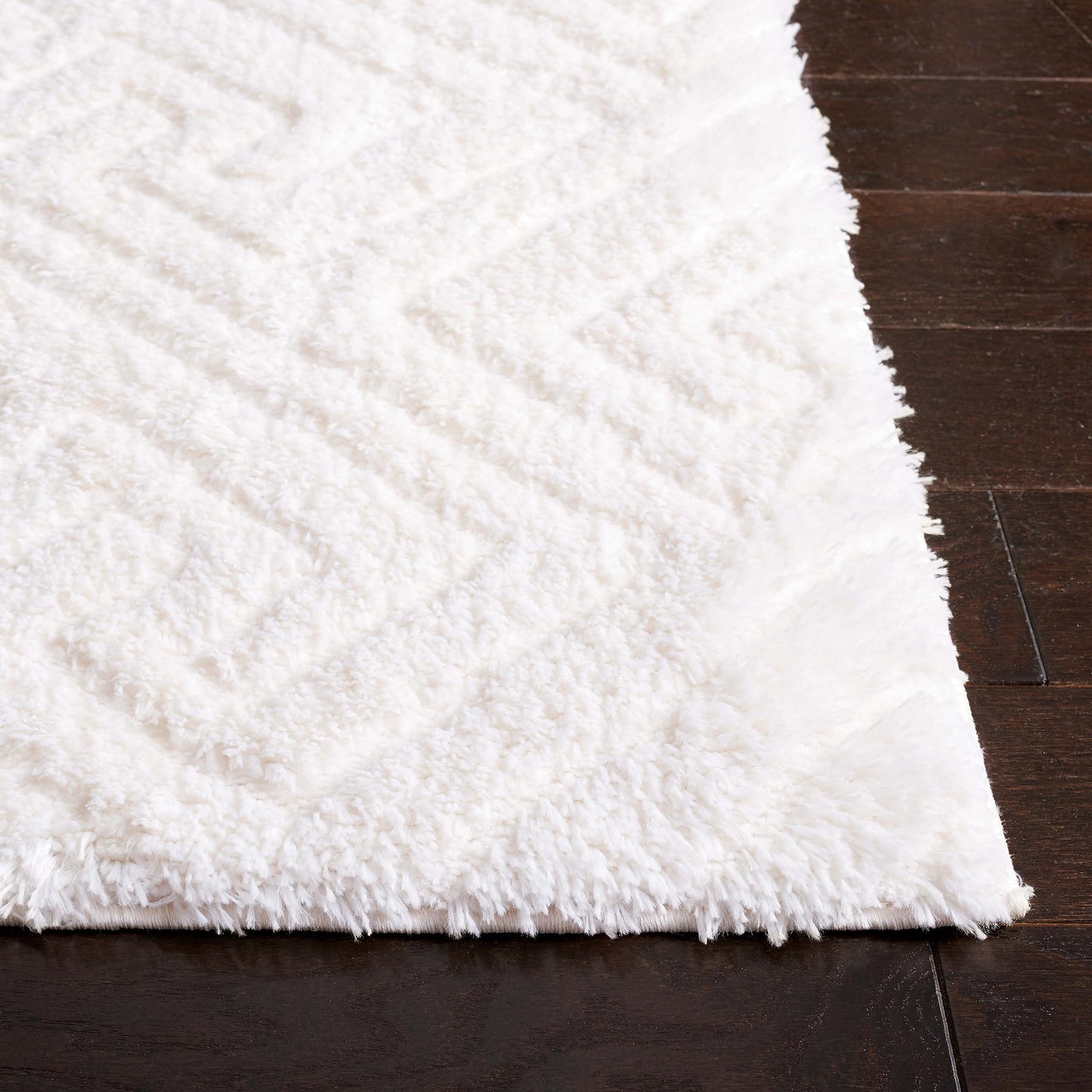 SAFAVIEH Tahoe Shag Collection Area Rug - 5' x 7', White, Geometric Design, 1.2-inch Thick Ideal for High Traffic Areas in Living Room, Bedroom, Dining (THO652A-5)