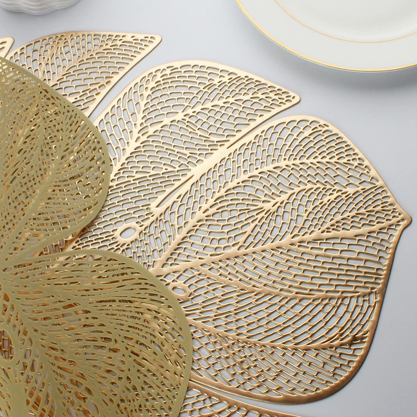 Evevda Gold Leaf Shaped Vinyl Placemats for Dinner Table Set of 4 Metallic Plastic Gold Place Mats Wipeable 6Pcs Table Mats for Wedding Annersary Dinner Table Decoration Mats