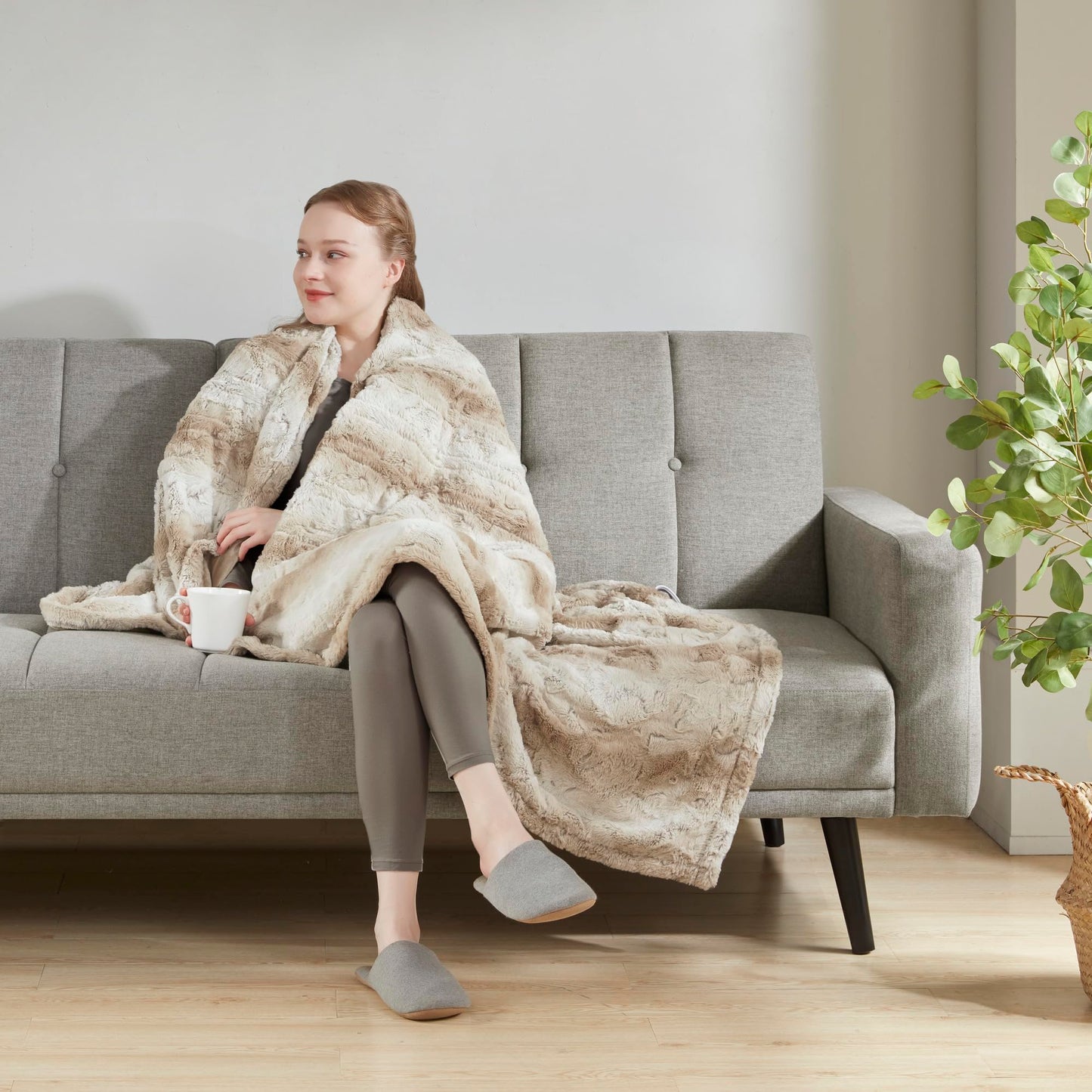 Beautyrest Zuri Reversible Faux Fur to Mink Electric Blanket, Auto Shut Off, Virtually Zero EMF, Multi Heat Setting, UL Certified, Machine Washable, Natural Marble Throw 50x70