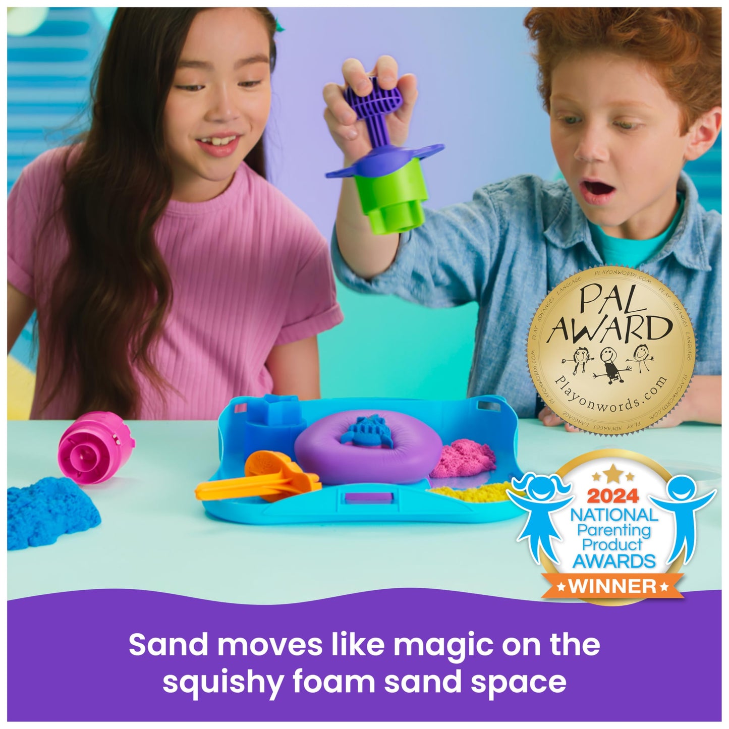 Kinetic Sand, SquishMotion Playset with 453g Pink, Yellow, Blue Play Sand, Stamper & 5 Tools, Reusable Storage Case, Sensory Toys for Kids Aged 5+