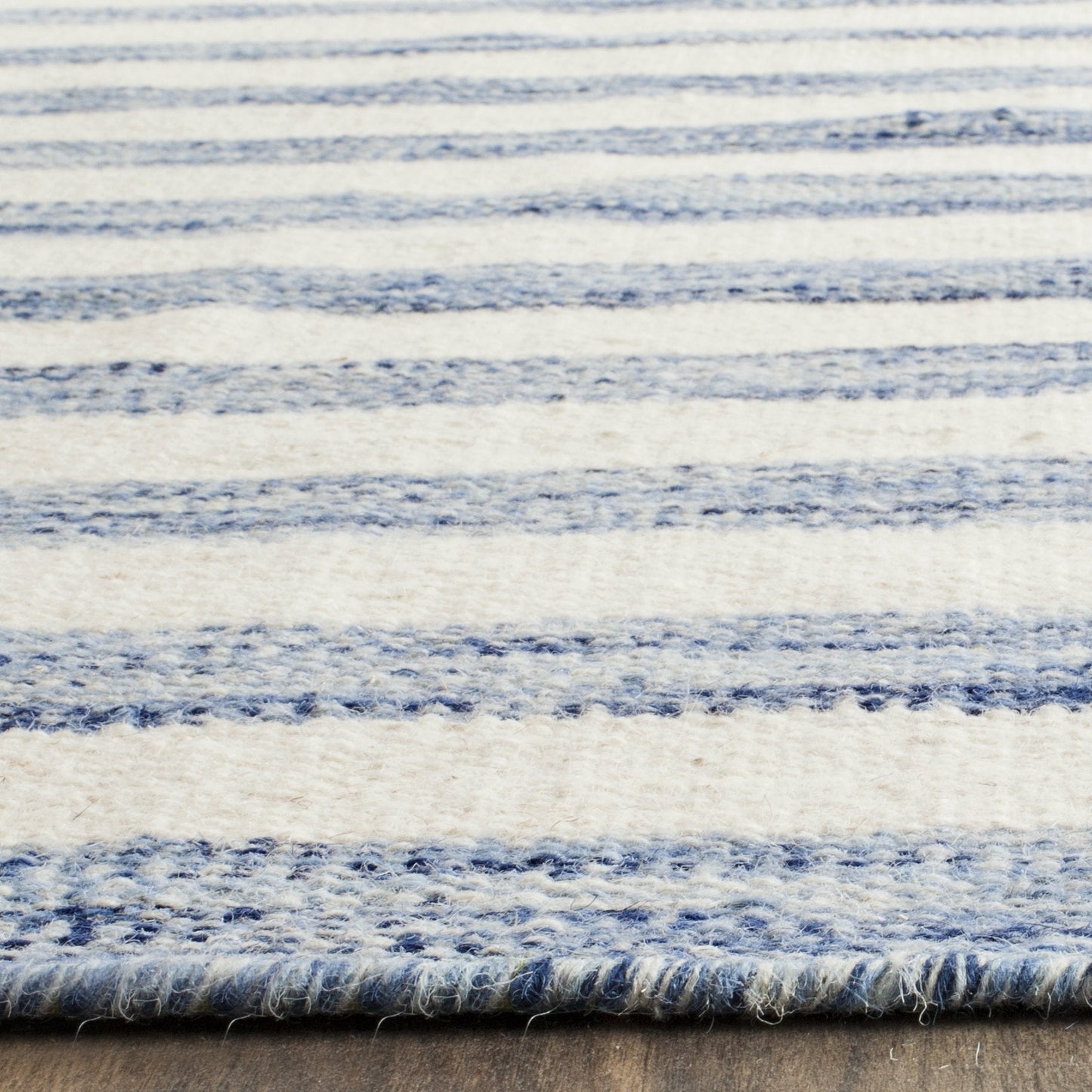 SAFAVIEH Dhurries Collection Area Rug - 6' Square, Blue & Ivory, Handmade Flat Weave Wool, Ideal for High Traffic Areas in Living Room, Bedroom (DHU575B)