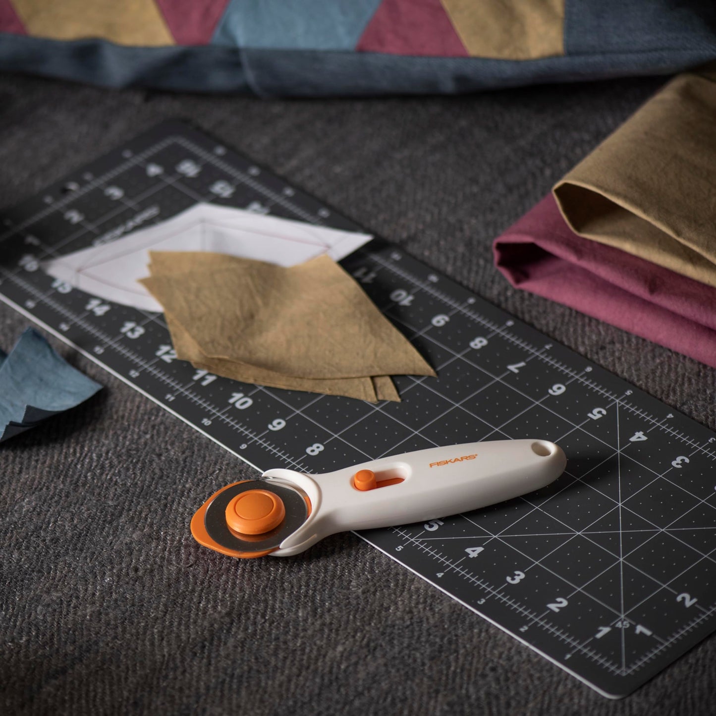 Fiskars 45mm Rotary Cutter for Fabric, Premium Steel Stick Fabric Cutter Cuts Through Multiple Layers, Right and Left Handed, Easy and Safe Blade Change, Arts and Crafts, Sewing and Quilting Tools