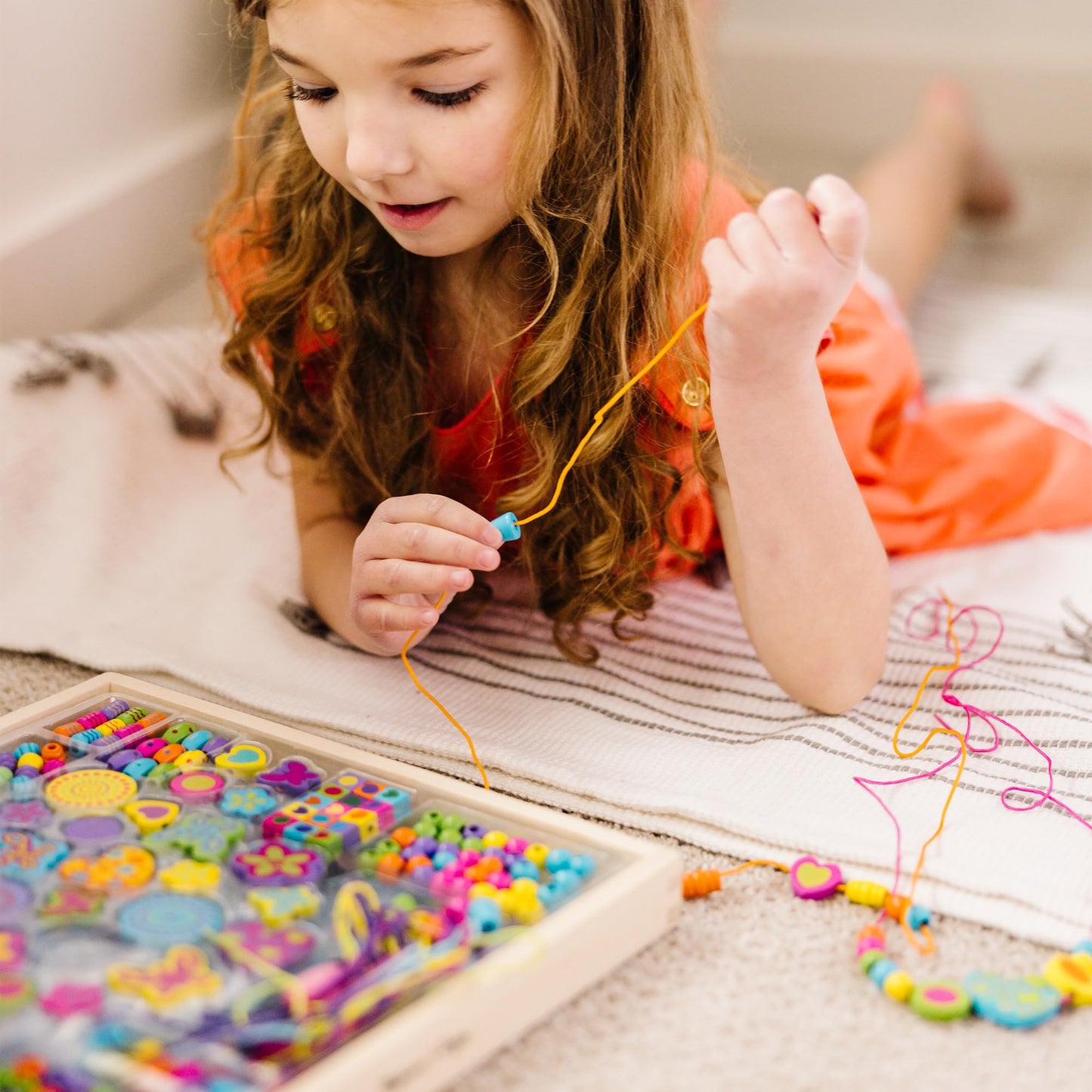 Melissa & Doug Bead Bouquet Necklace Making Kit | Wooden Beads for Jewellery Making Kit | Arts and Crafts for Kids Age 6 | Friendship Bracelet Making Kit for Girls or Boys