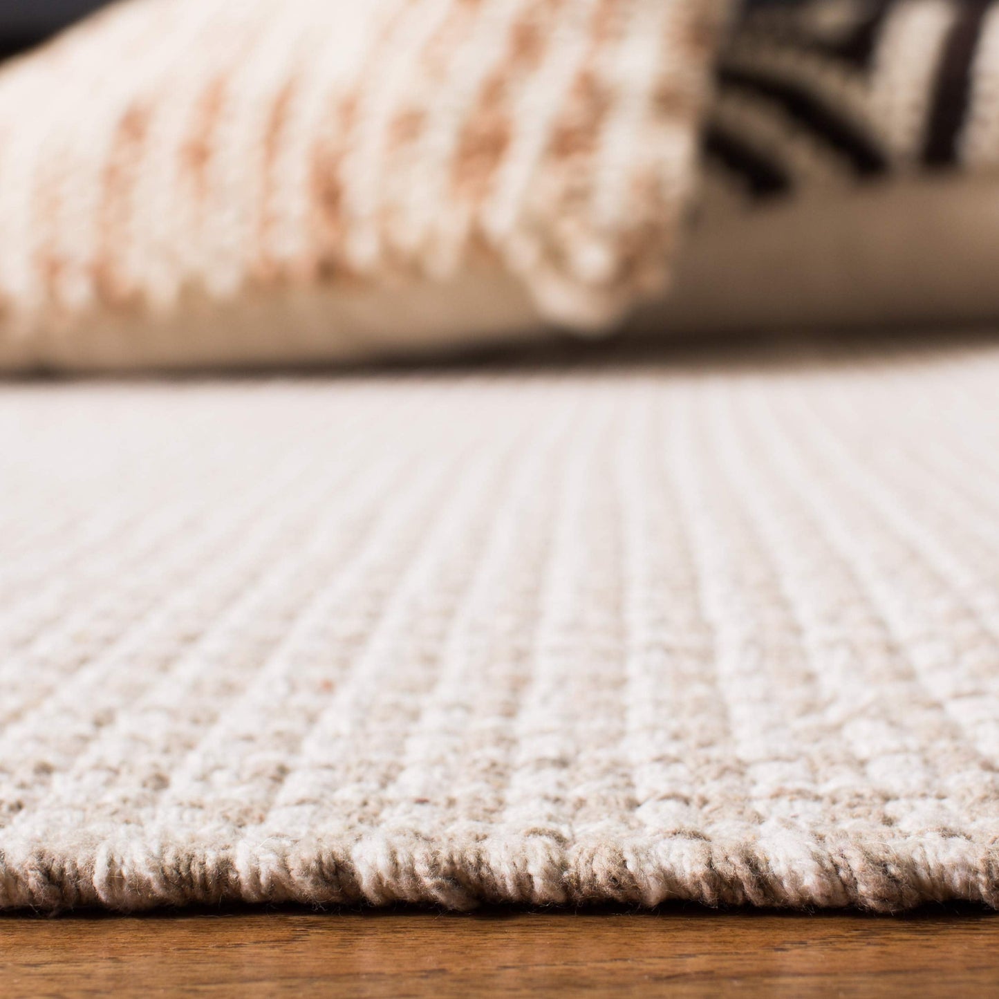 SAFAVIEH Montauk Collection Accent Rug - 3' x 5', Ivory & Grey, Handmade Flat Weave Boho Farmhouse Cotton Tassel Fringe, Ideal for High Traffic Areas in Entryway, Living Room, Bedroom (MTK340A)