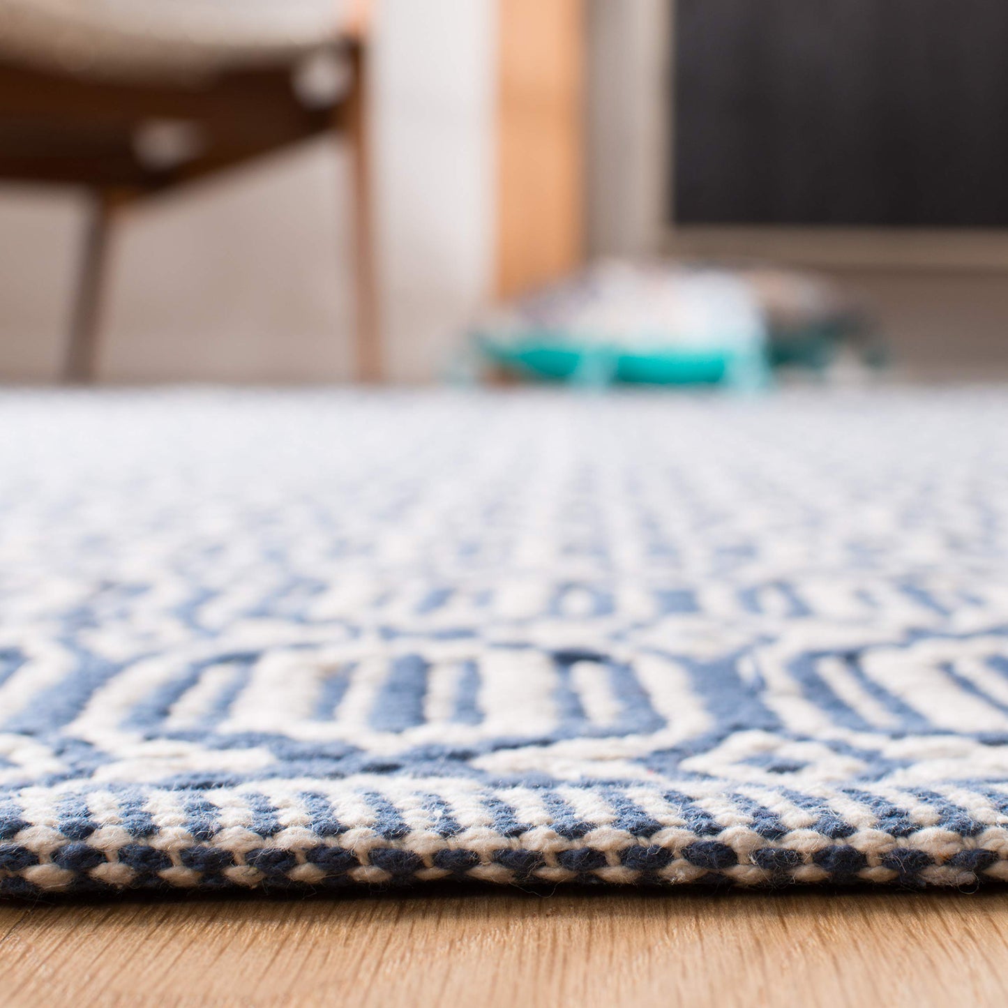 SAFAVIEH Montauk Collection Accent Rug - 4' x 6', Ivory & Navy, Handmade Flat Weave Boho Farmhouse Cotton, Ideal for High Traffic Areas in Entryway, Living Room, Bedroom (MTK333B)