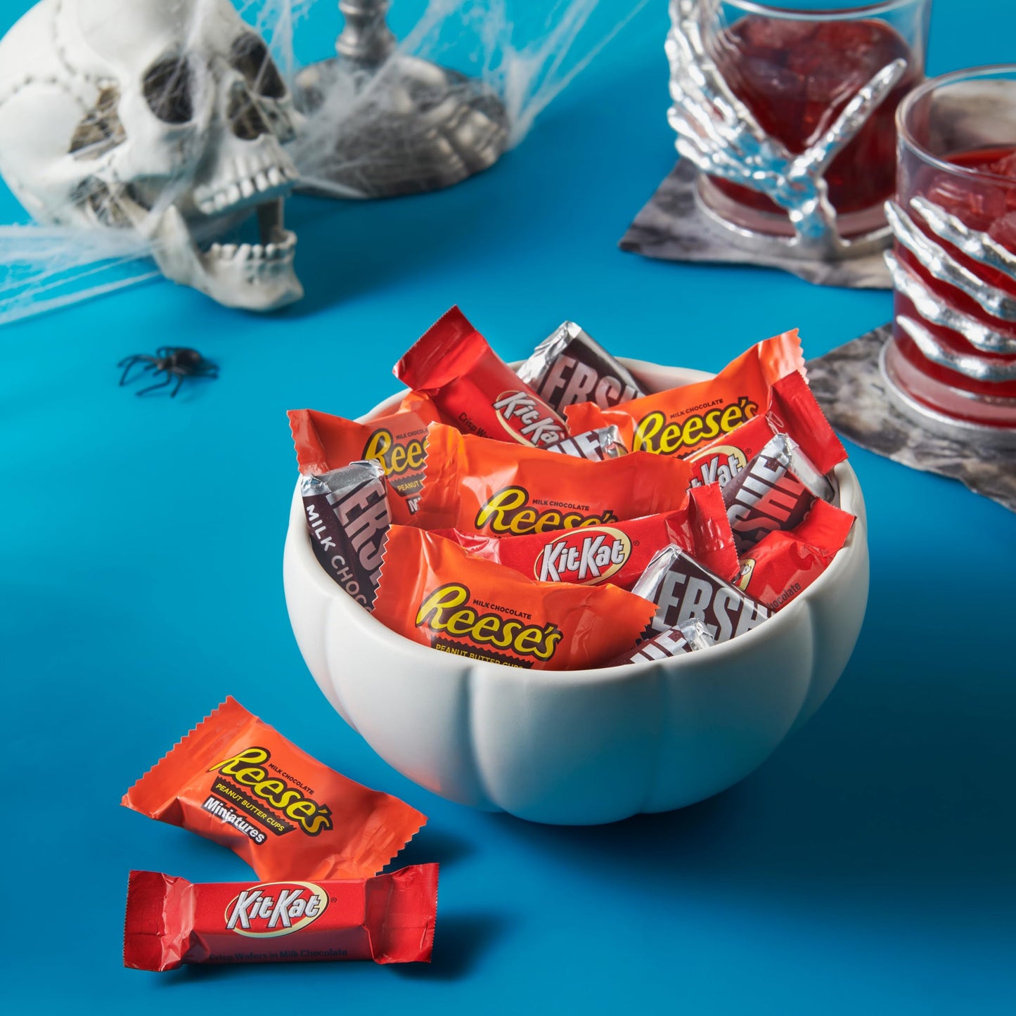 HERSHEY'S, KIT KAT and REESE'S Assorted Milk Chocolate Candy Variety Bag, Halloween Candy, 80.39 oz (265 Pieces)