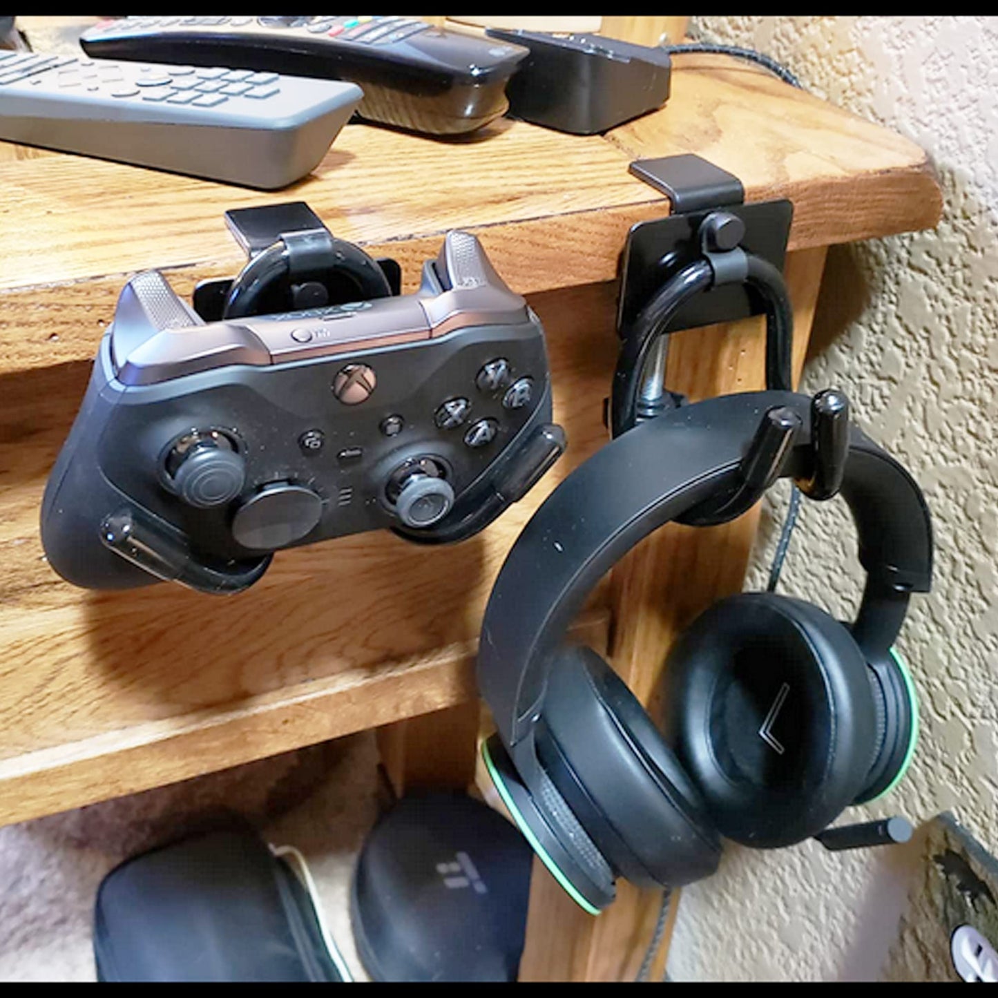 YYST Desk Mount Game Controller Holder Clamp On Hanger Holder Storage Rack Compatible with PS3/PS4/PS5/Xbox 360/Xbox One/S/X/Elite/Series S/Series X Controller, Pro Controller (1)