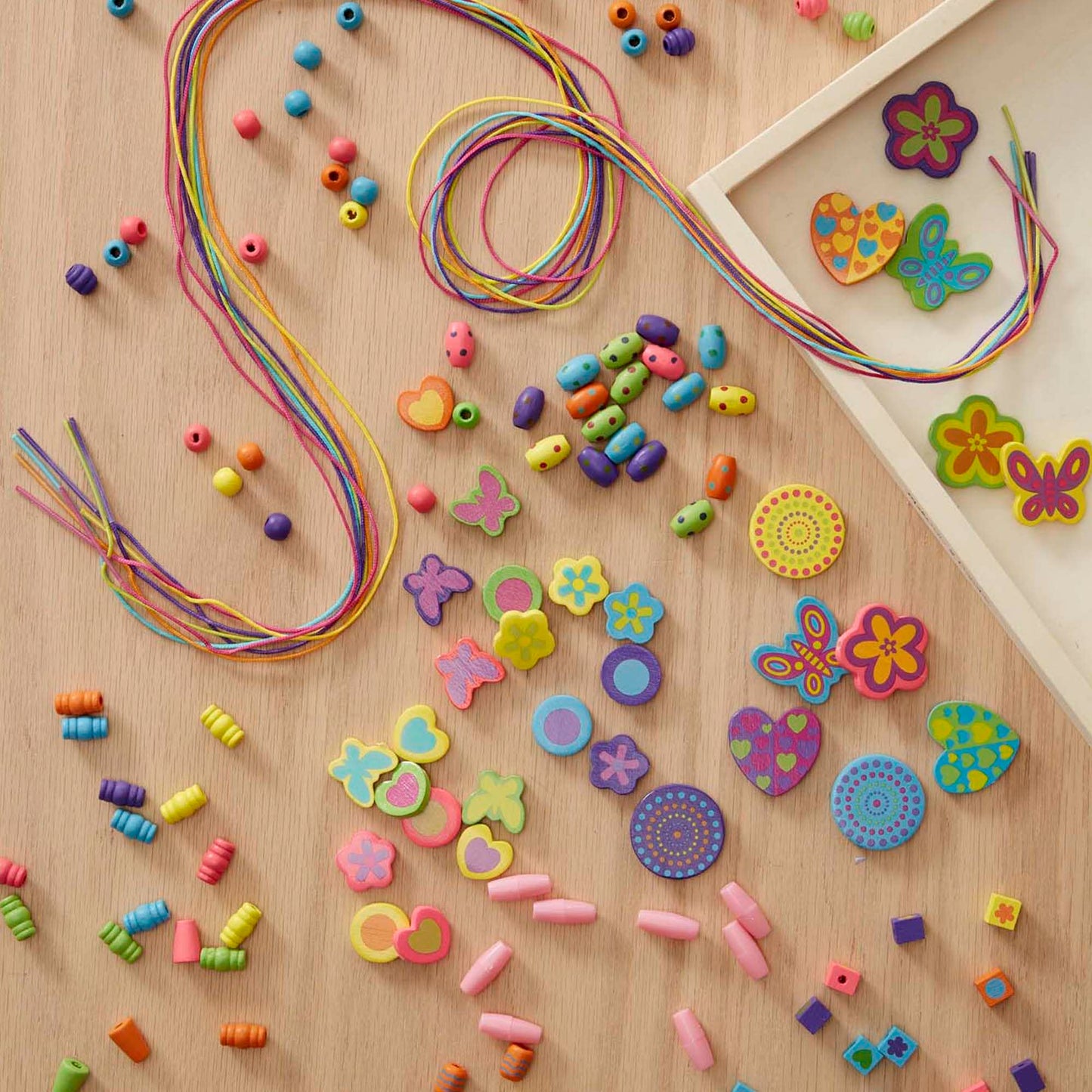 Melissa & Doug Bead Bouquet Necklace Making Kit | Wooden Beads for Jewellery Making Kit | Arts and Crafts for Kids Age 6 | Friendship Bracelet Making Kit for Girls or Boys