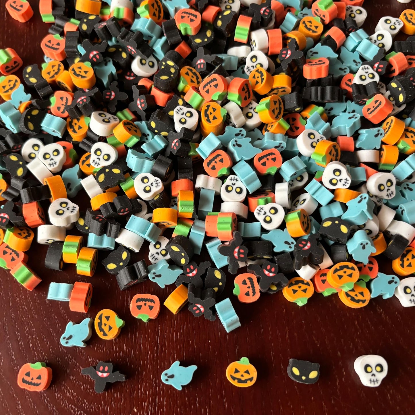 400PCS Mini Fun Erasers for Kids Bulk,Cute Assorted Novelty Pencil Erasers Desk Pets for Kids Party Favors School Student Prizes Gift (400Halloween)